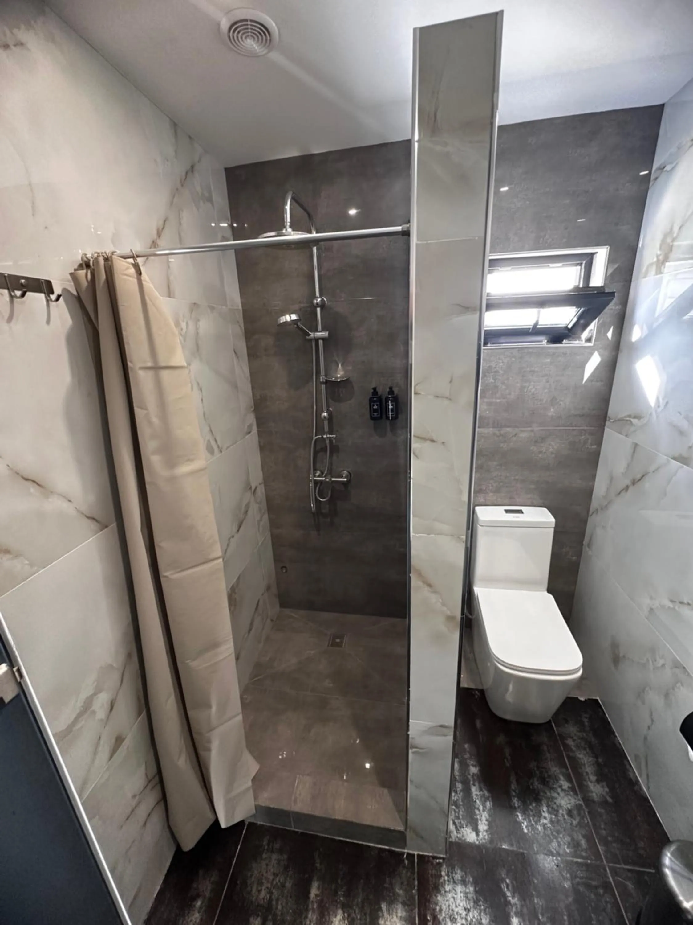 Shower in Garden Lounge Hotel