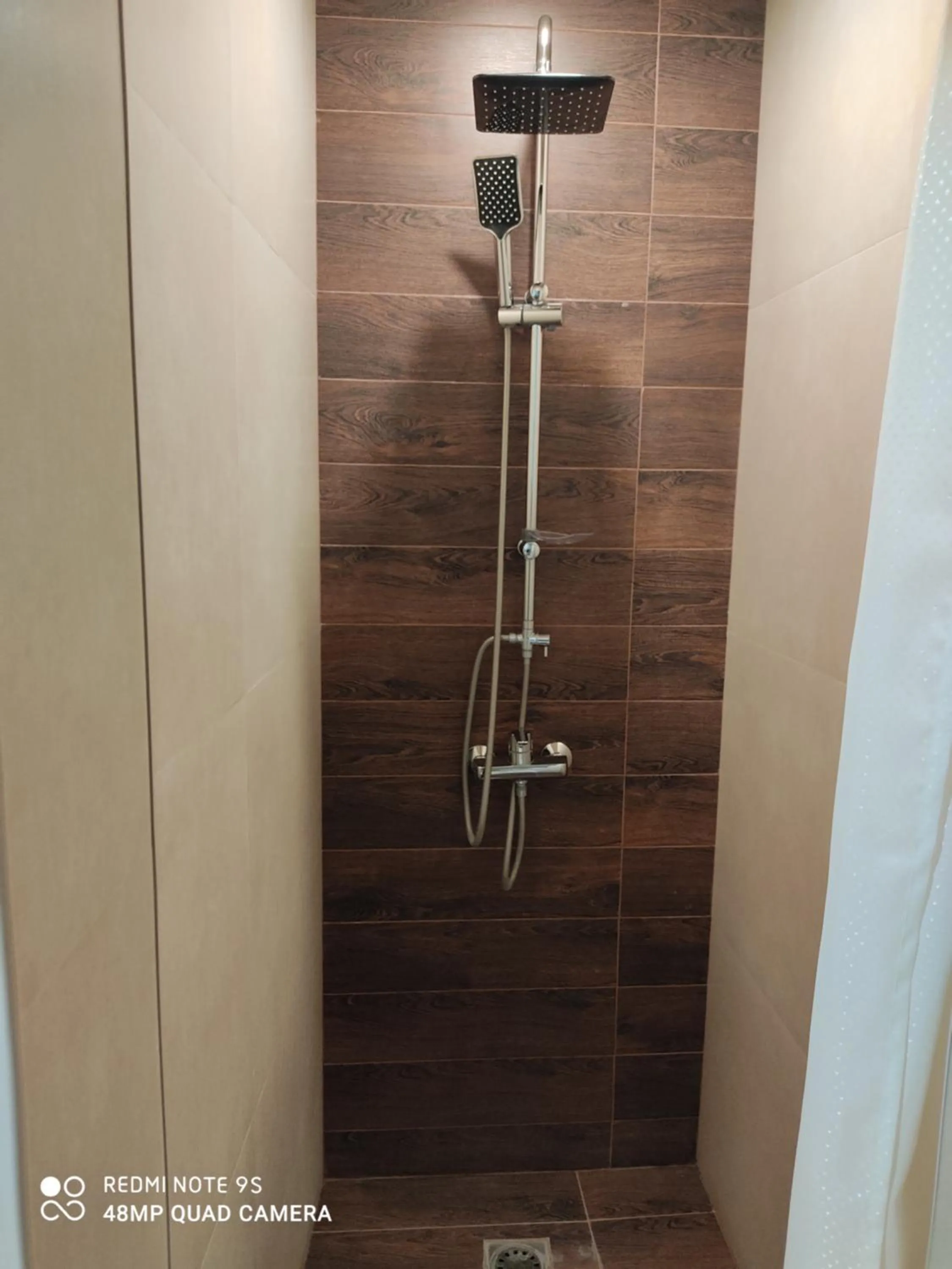 Shower in Garden Lounge Hotel