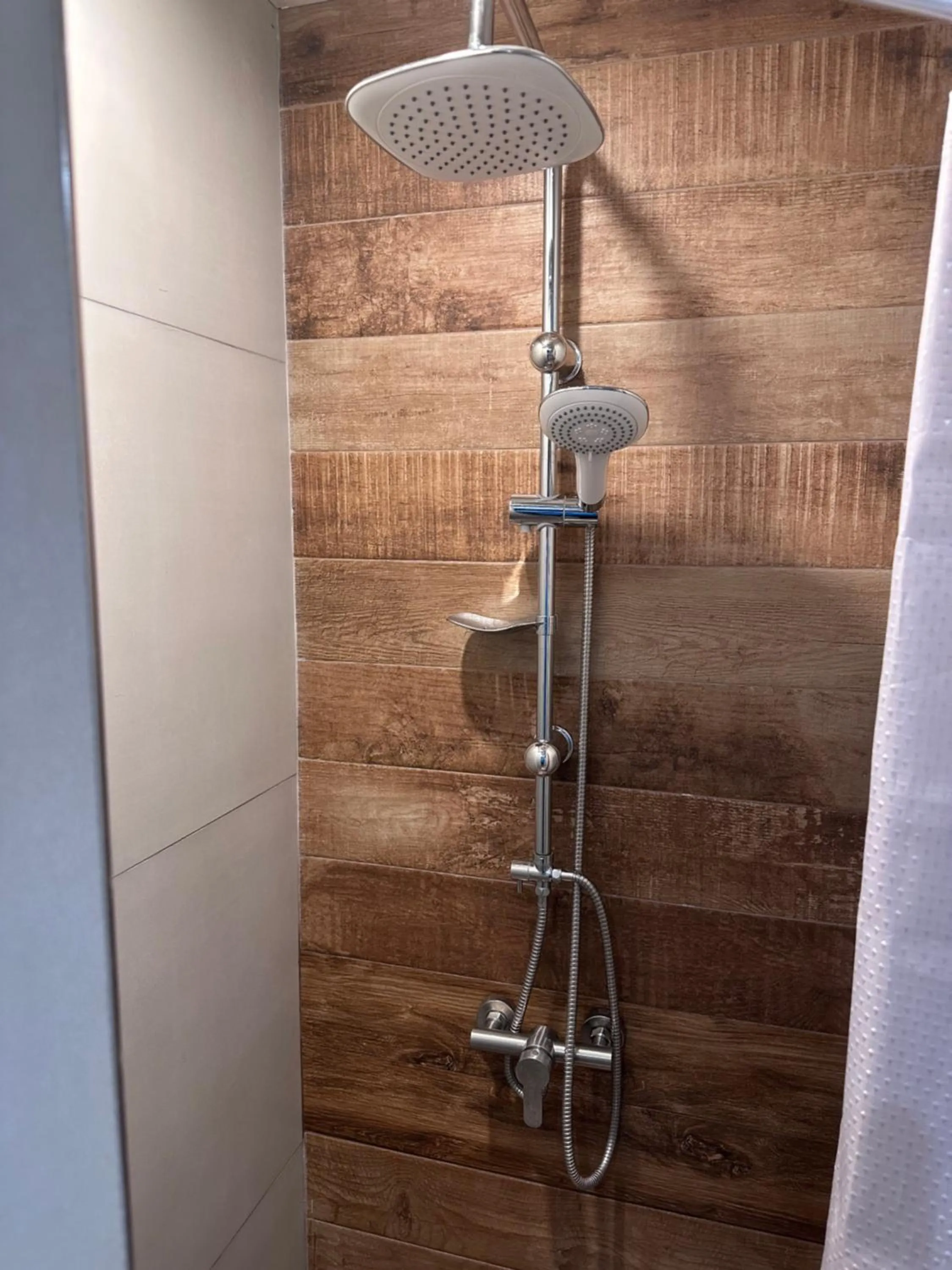 Shower in Garden Lounge Hotel