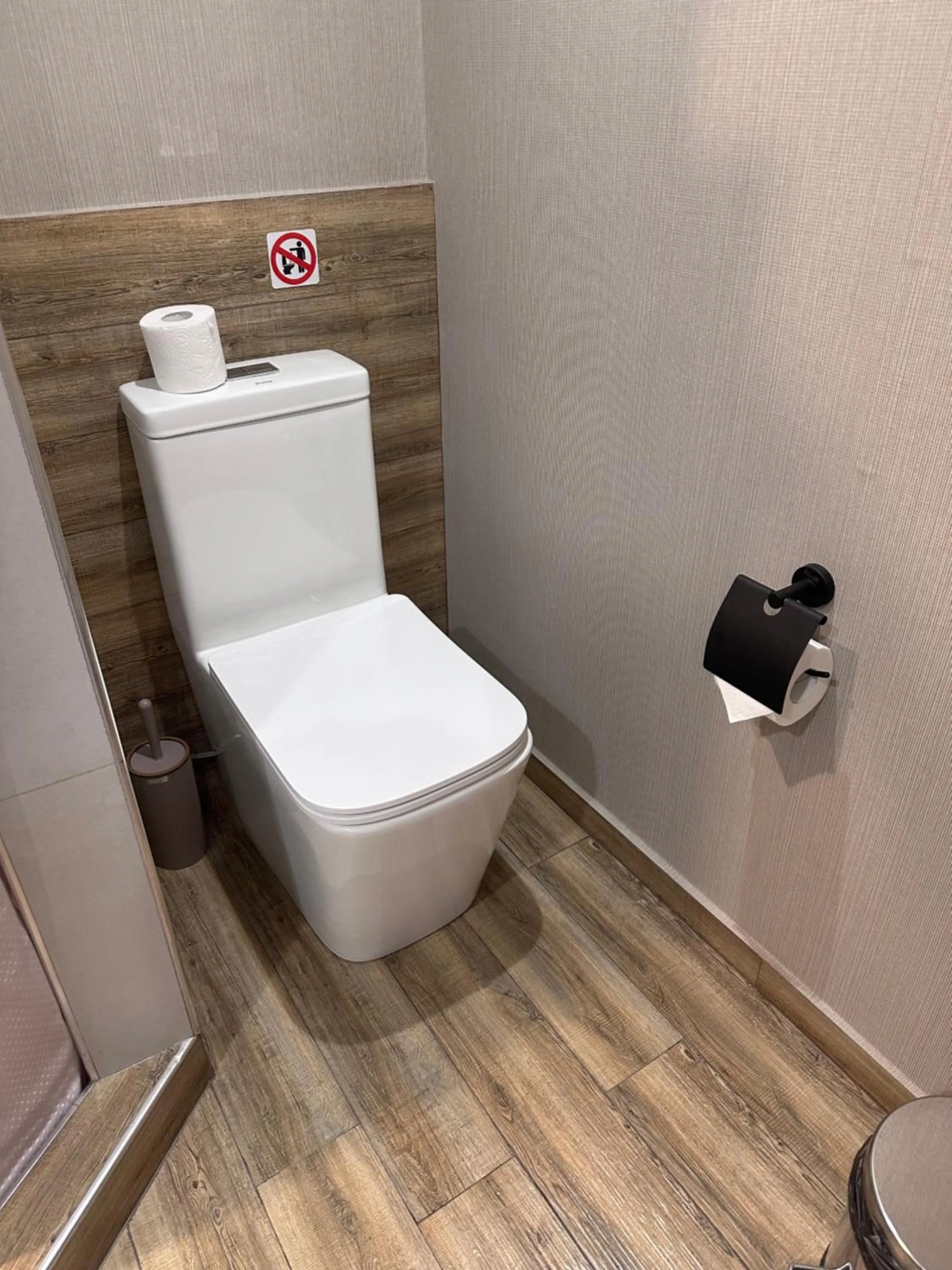 Toilet in Garden Lounge Hotel