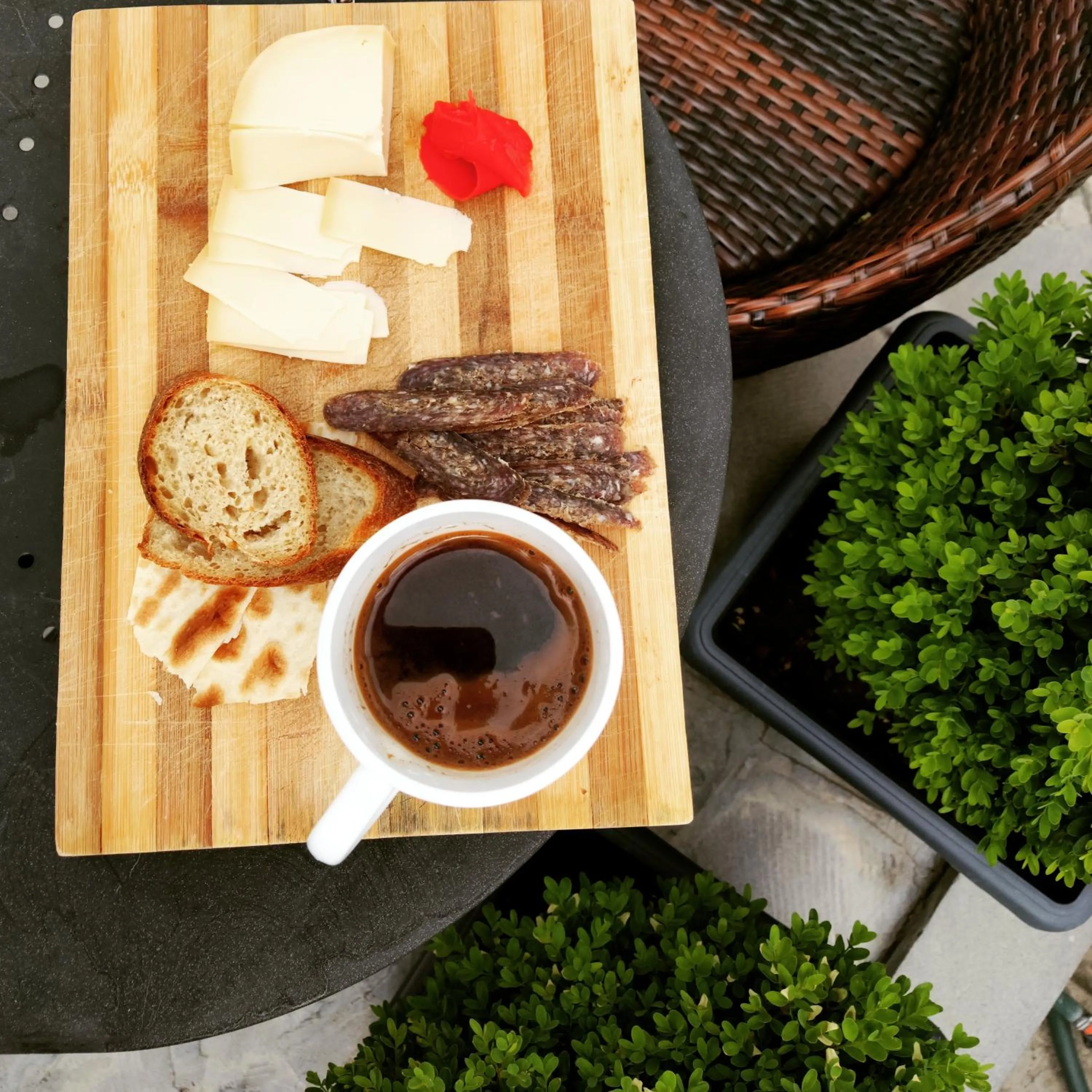 Food and drinks in Garden Lounge Hotel