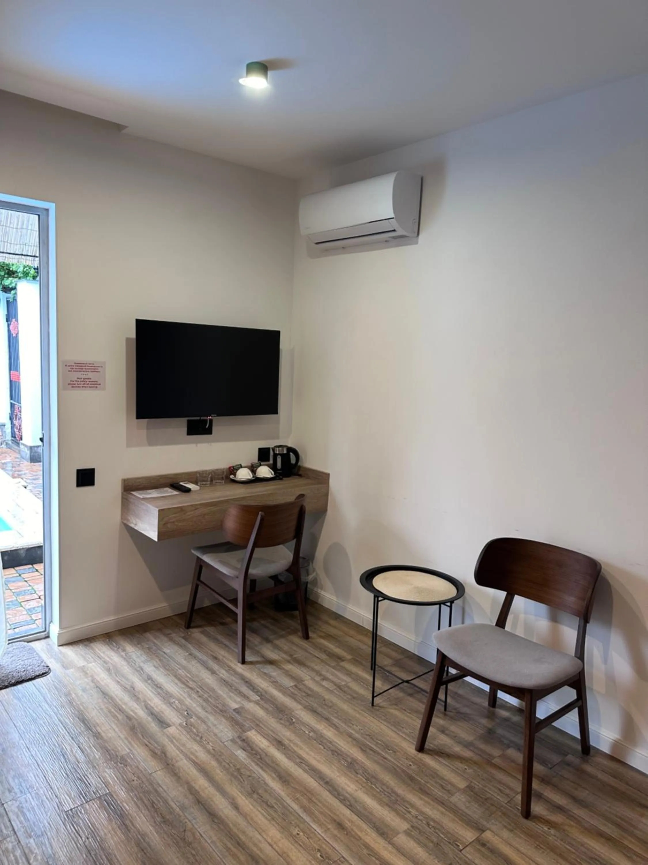 TV and multimedia in Garden Lounge Hotel