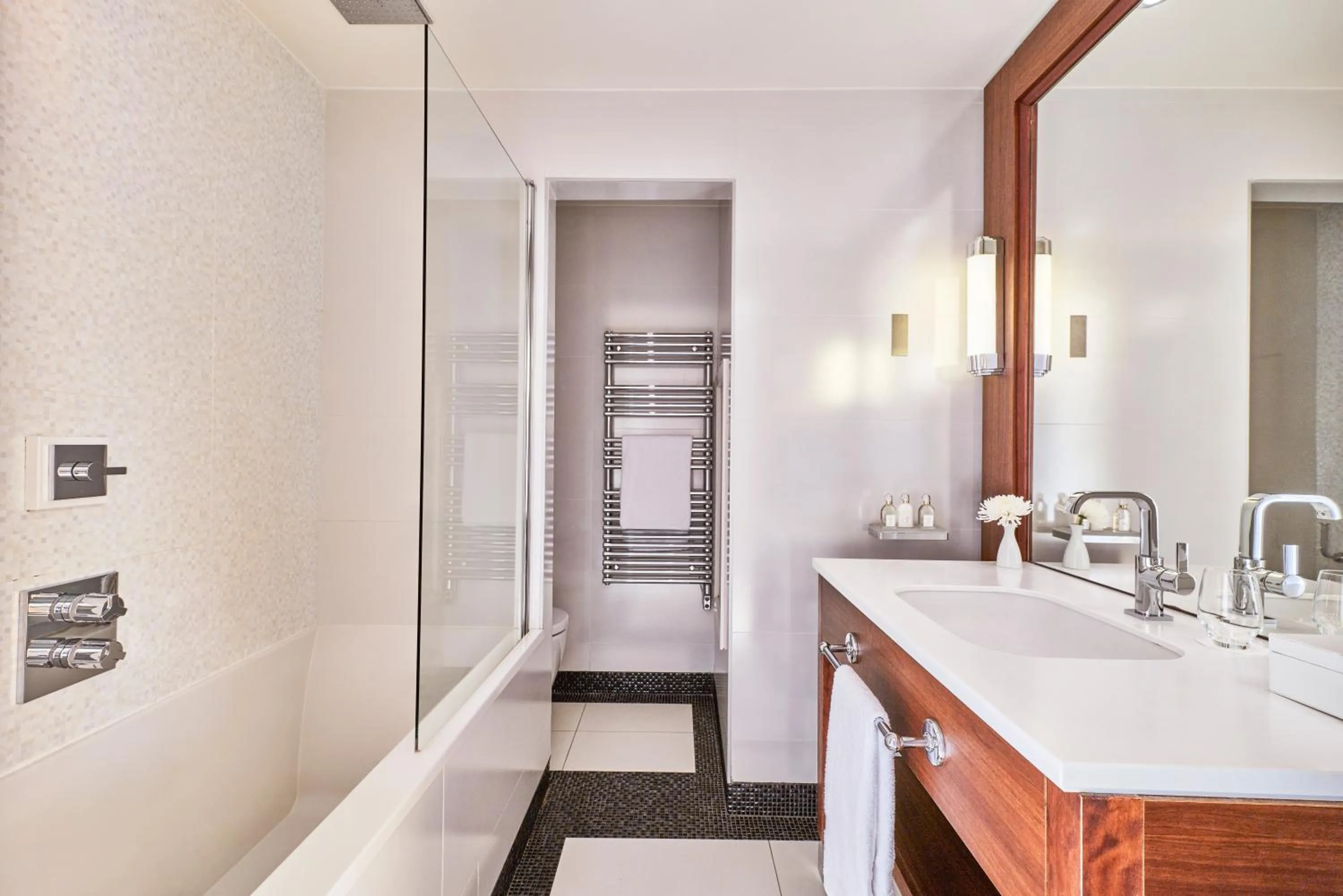 Bathroom in Hôtel Barrière Le Majestic Cannes