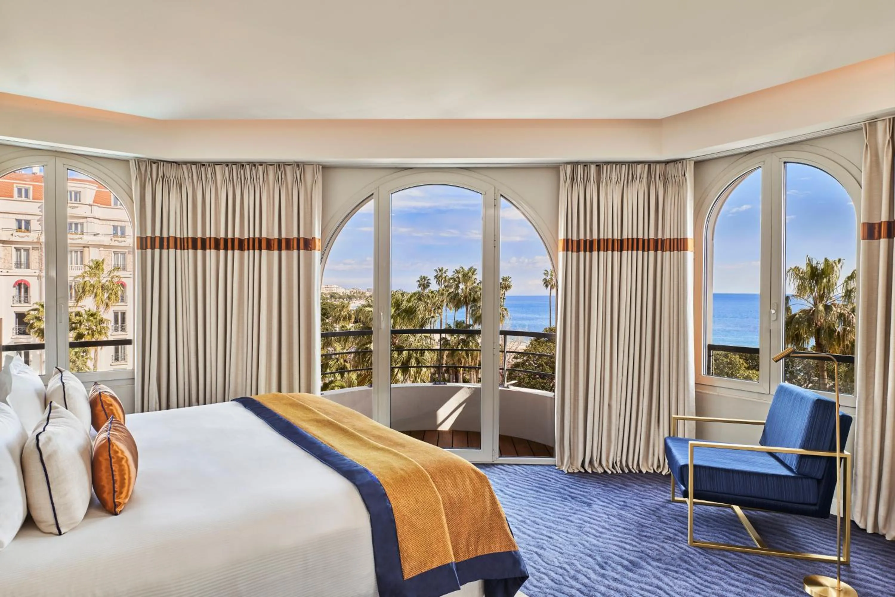 Bedroom, Bed in Hôtel Barrière Le Majestic Cannes