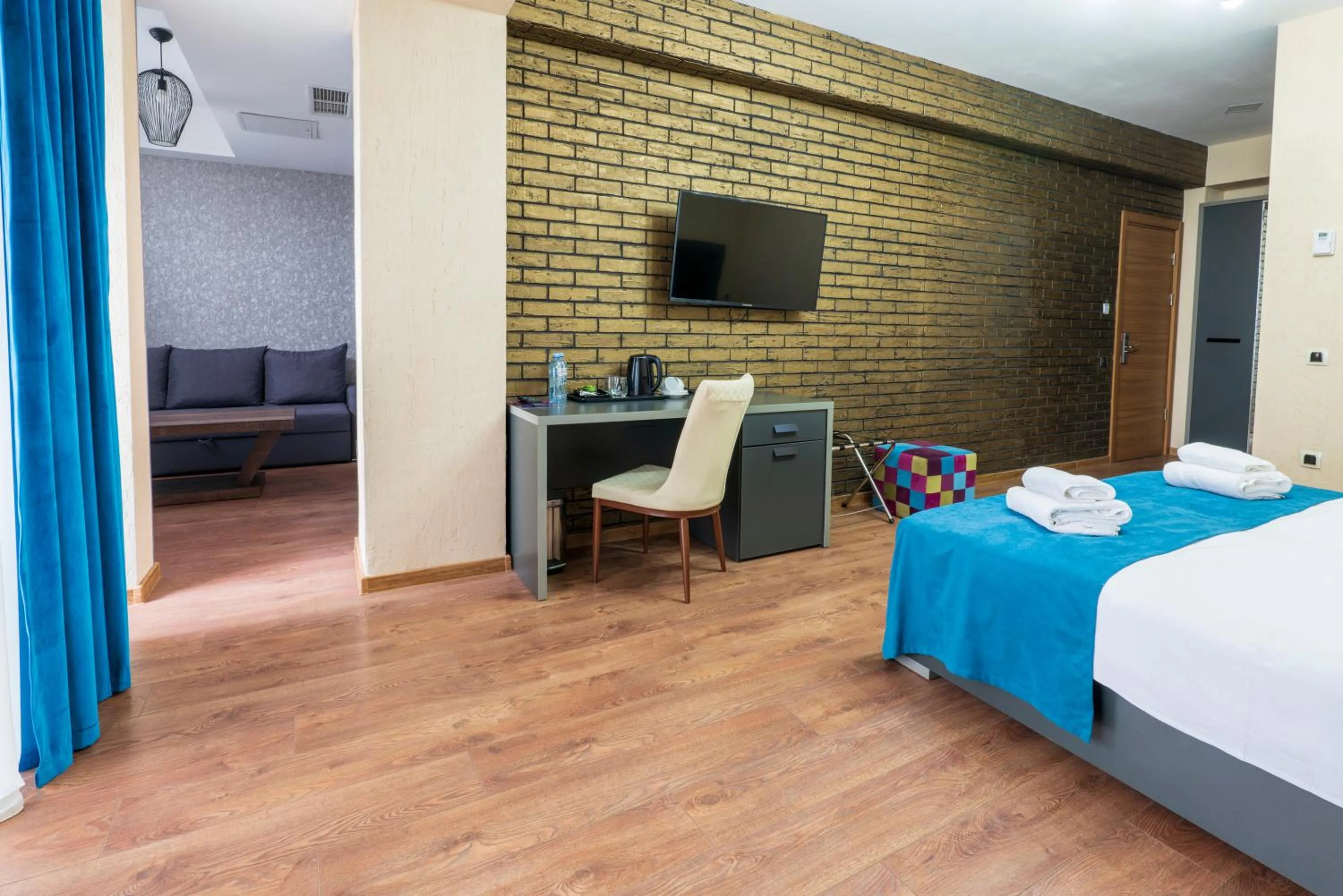 Photo of the whole room, Bed in Jazz Hotel