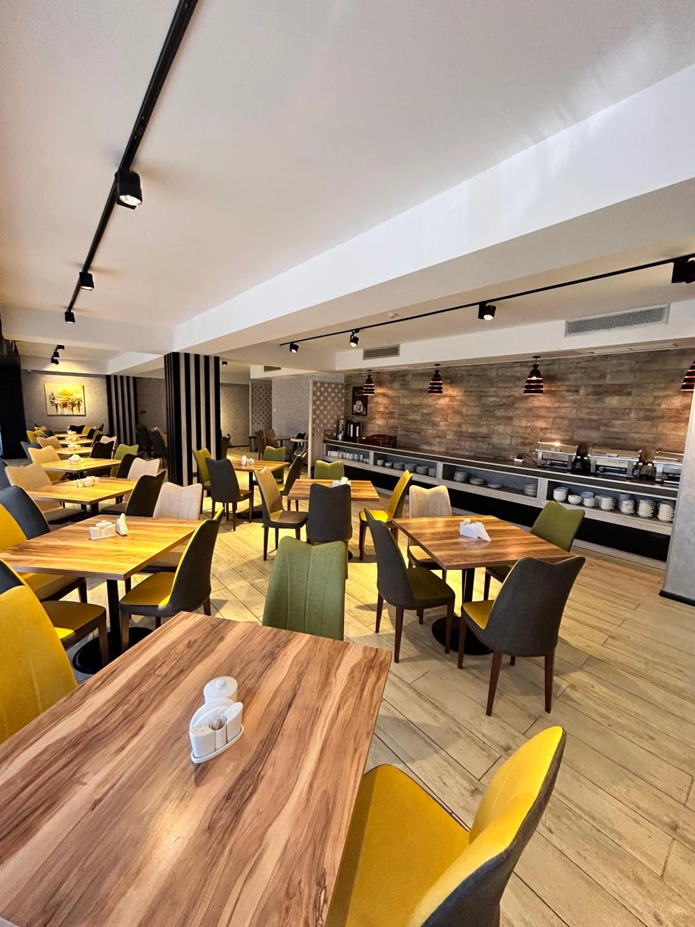 Restaurant/places to eat in Jazz Hotel