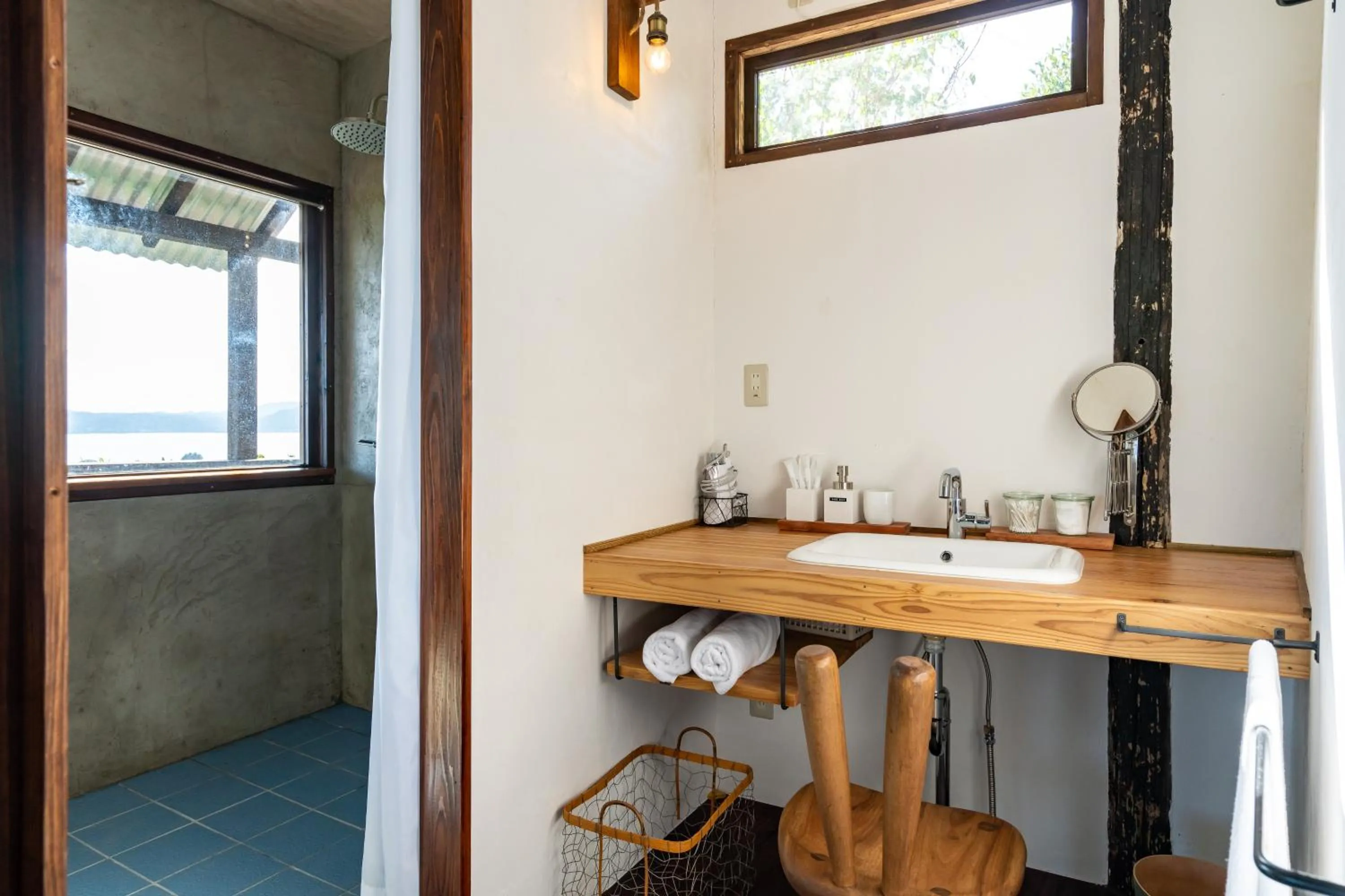 Shower in Tree-house Hotel Morinosubako