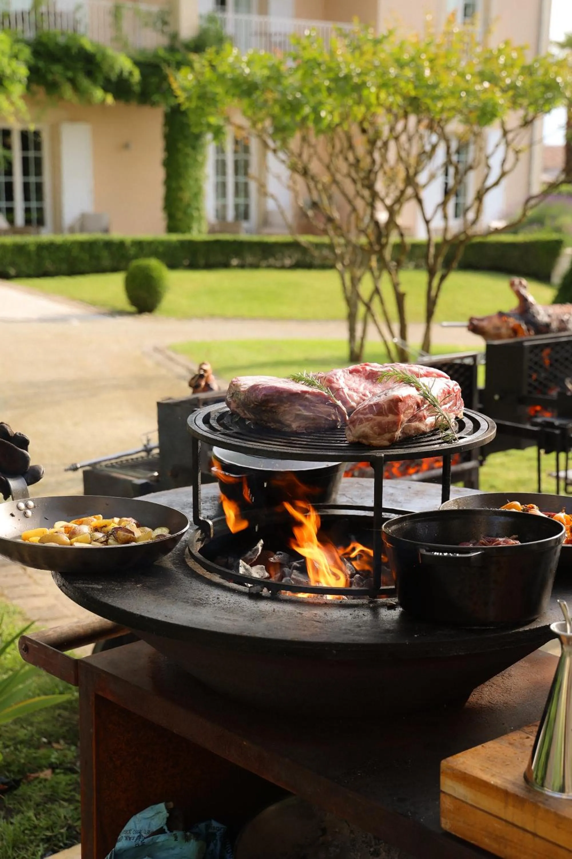 BBQ facilities in Château Hôtel Grand Barrail