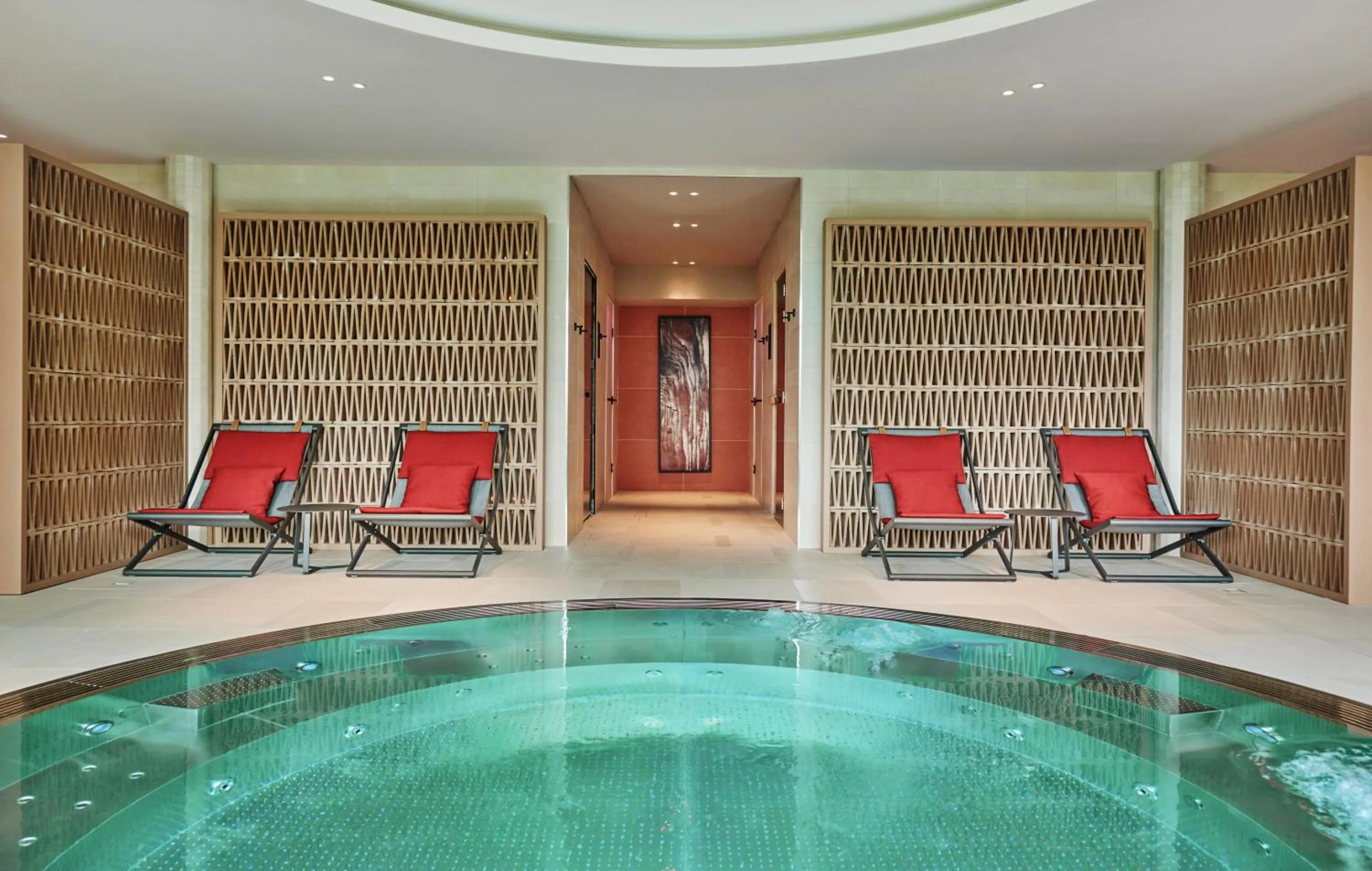 Hot Tub in Château Hôtel Grand Barrail