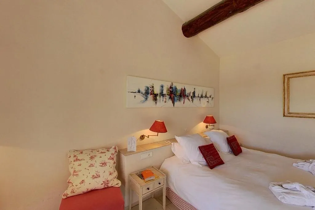 Bedroom, Bed in Hôtel L' Estelle en Camargue