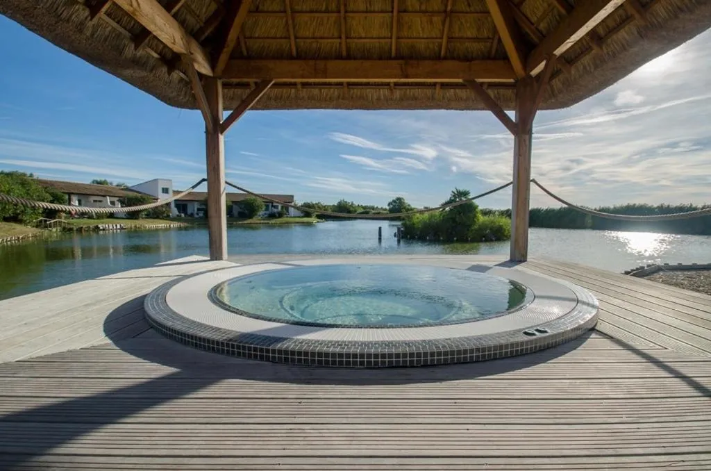 Hot Tub in Hôtel L' Estelle en Camargue