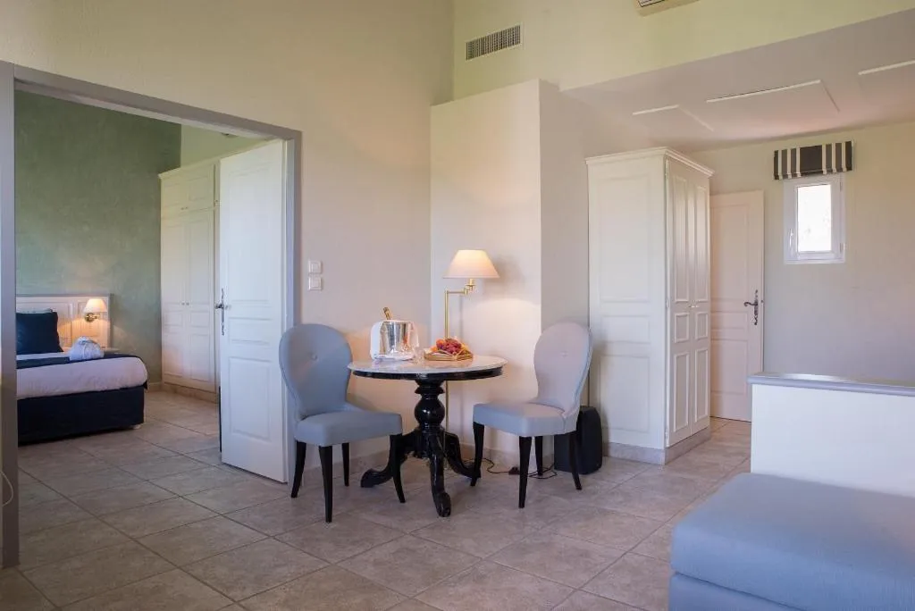 Dining area, Bed in Hôtel L' Estelle en Camargue