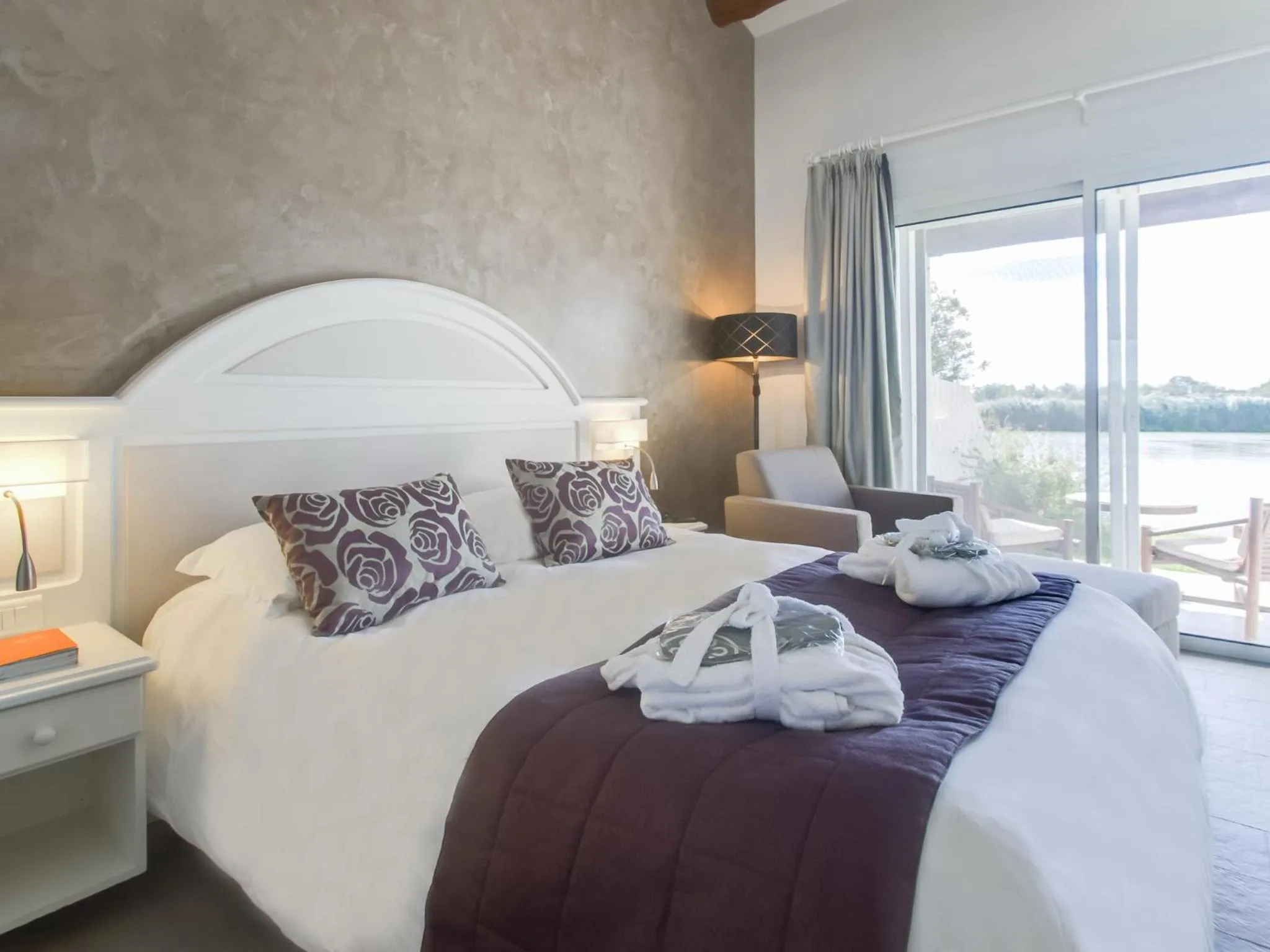 Bedroom, Bed in Hôtel L' Estelle en Camargue