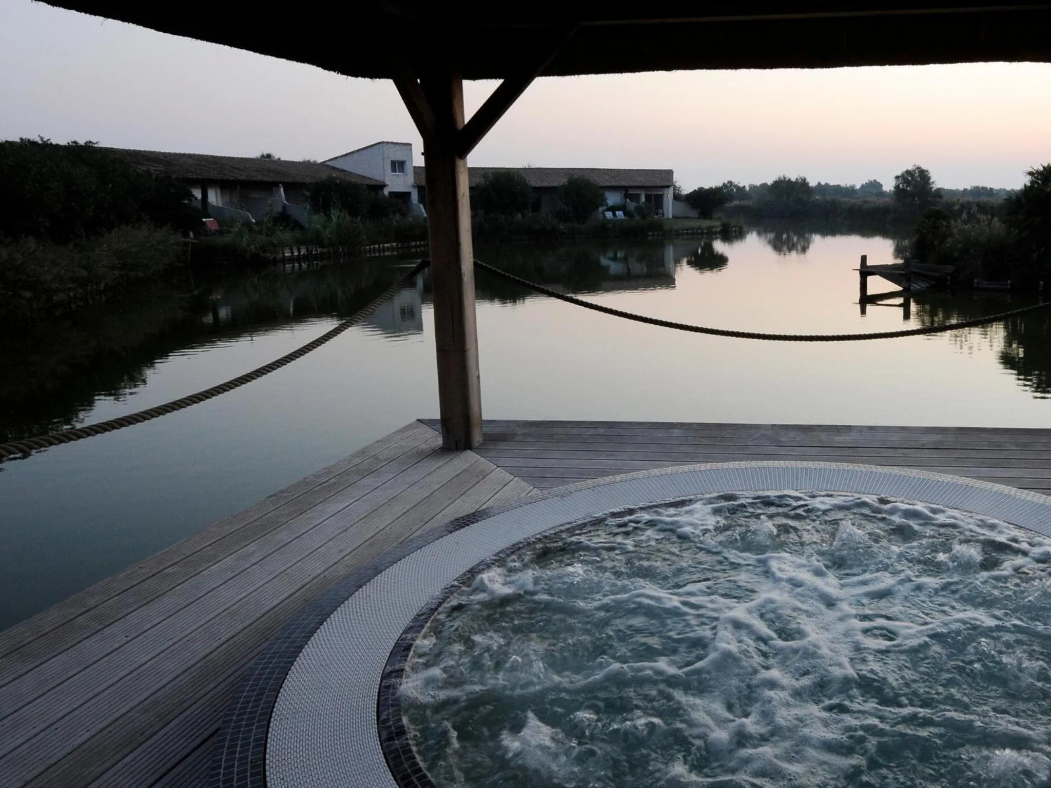 Hot Tub in Hôtel L' Estelle en Camargue
