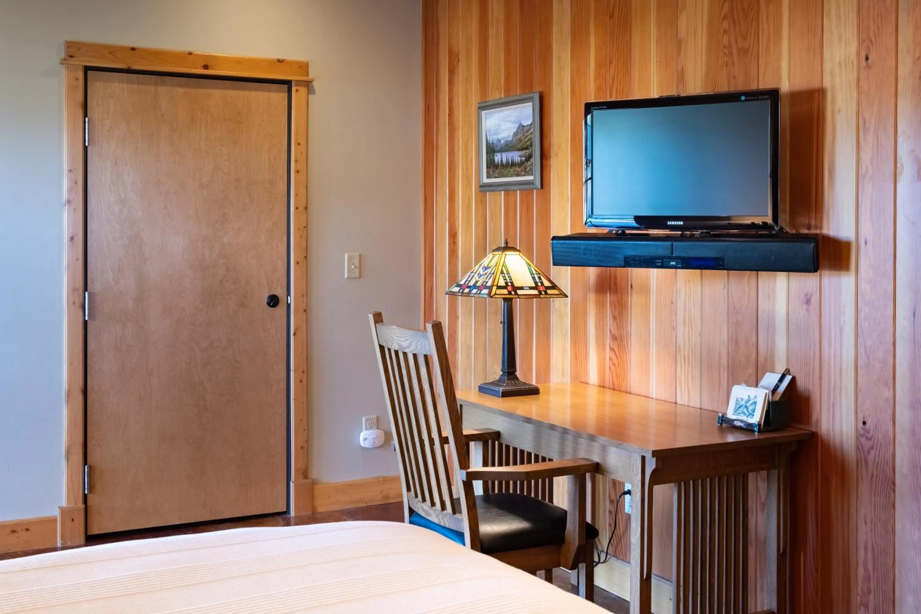 Toilet, Bed in Gallatin River Lodge