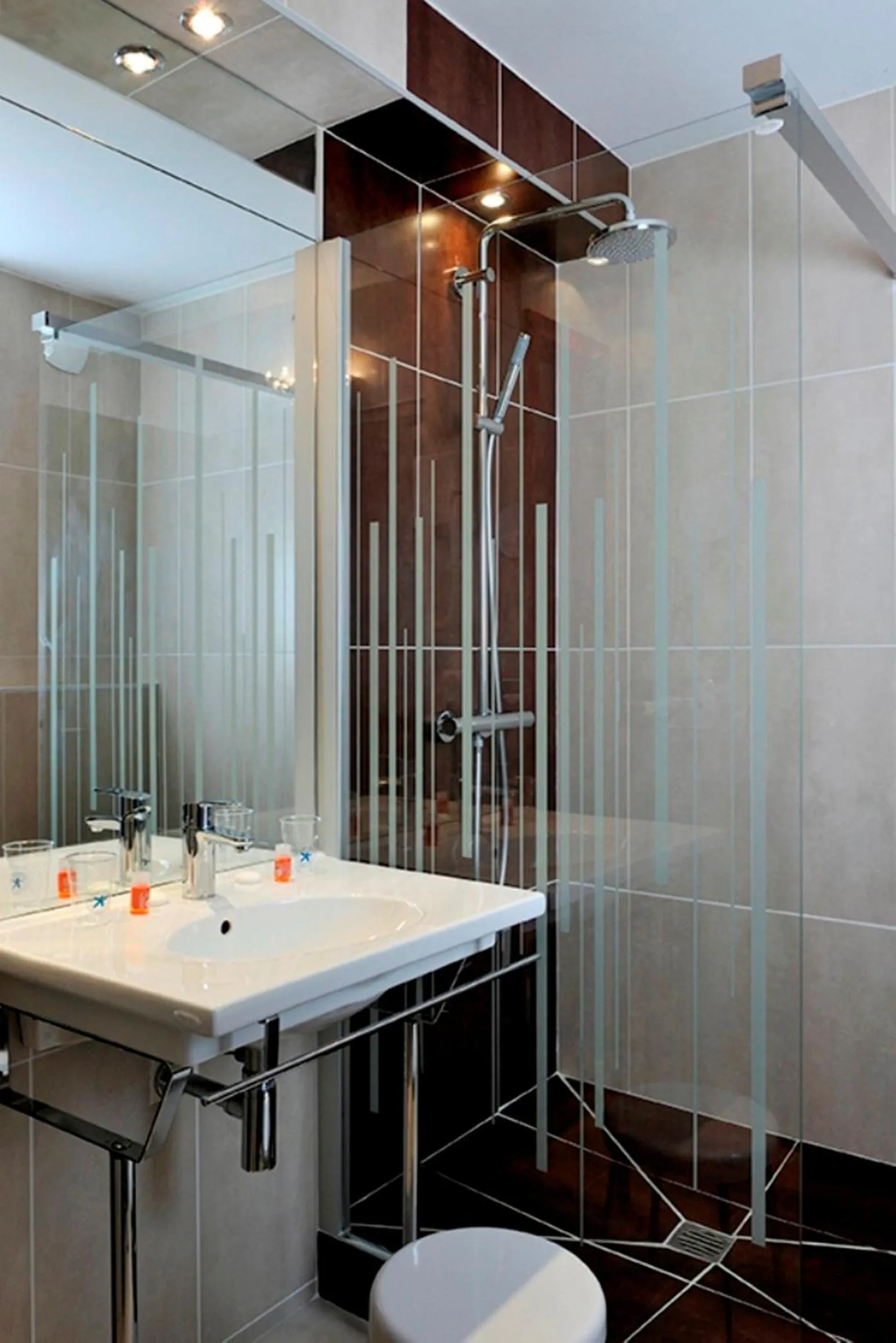Shower in Hôtel Le Nautic