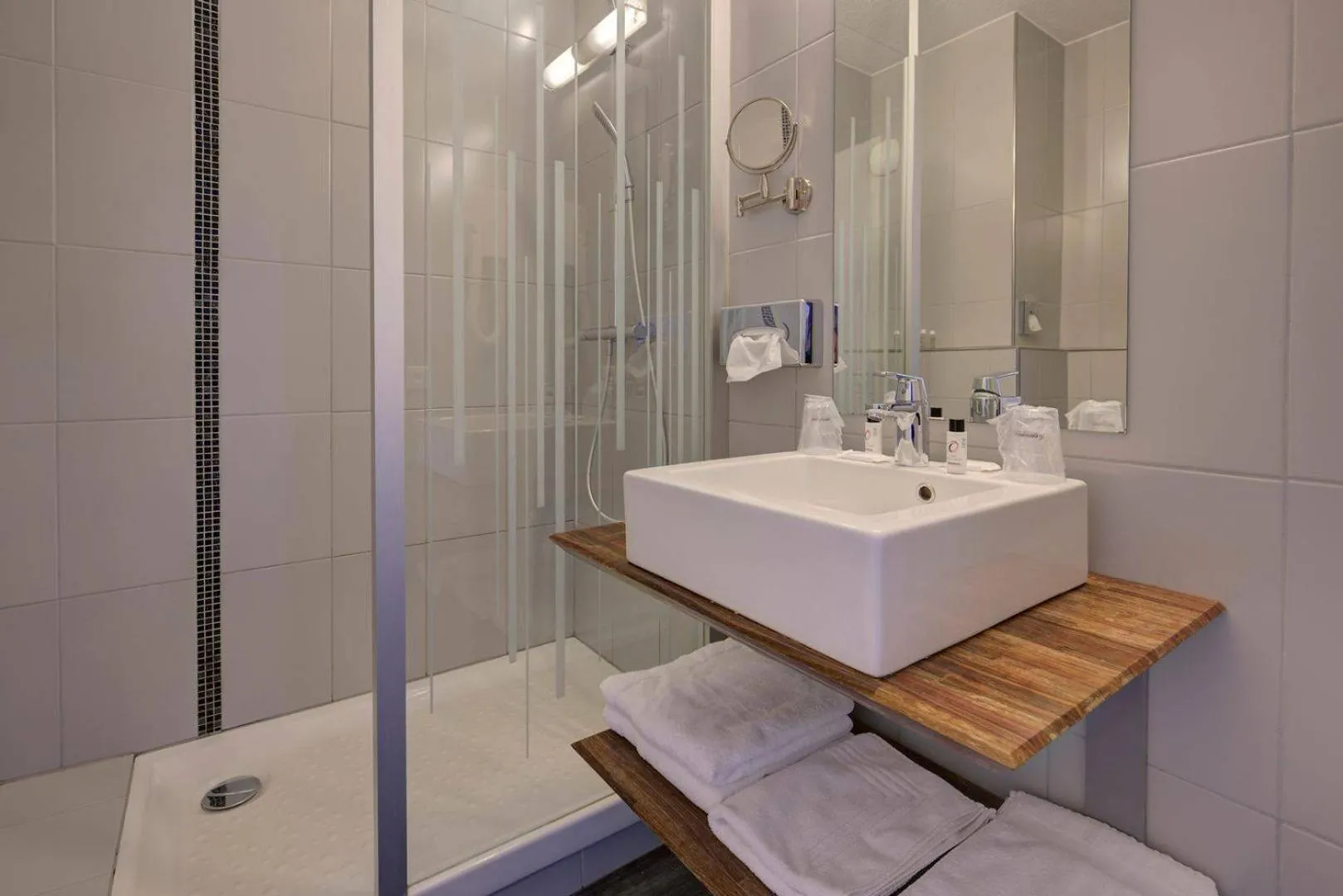 Toilet in Hôtel Le Nautic