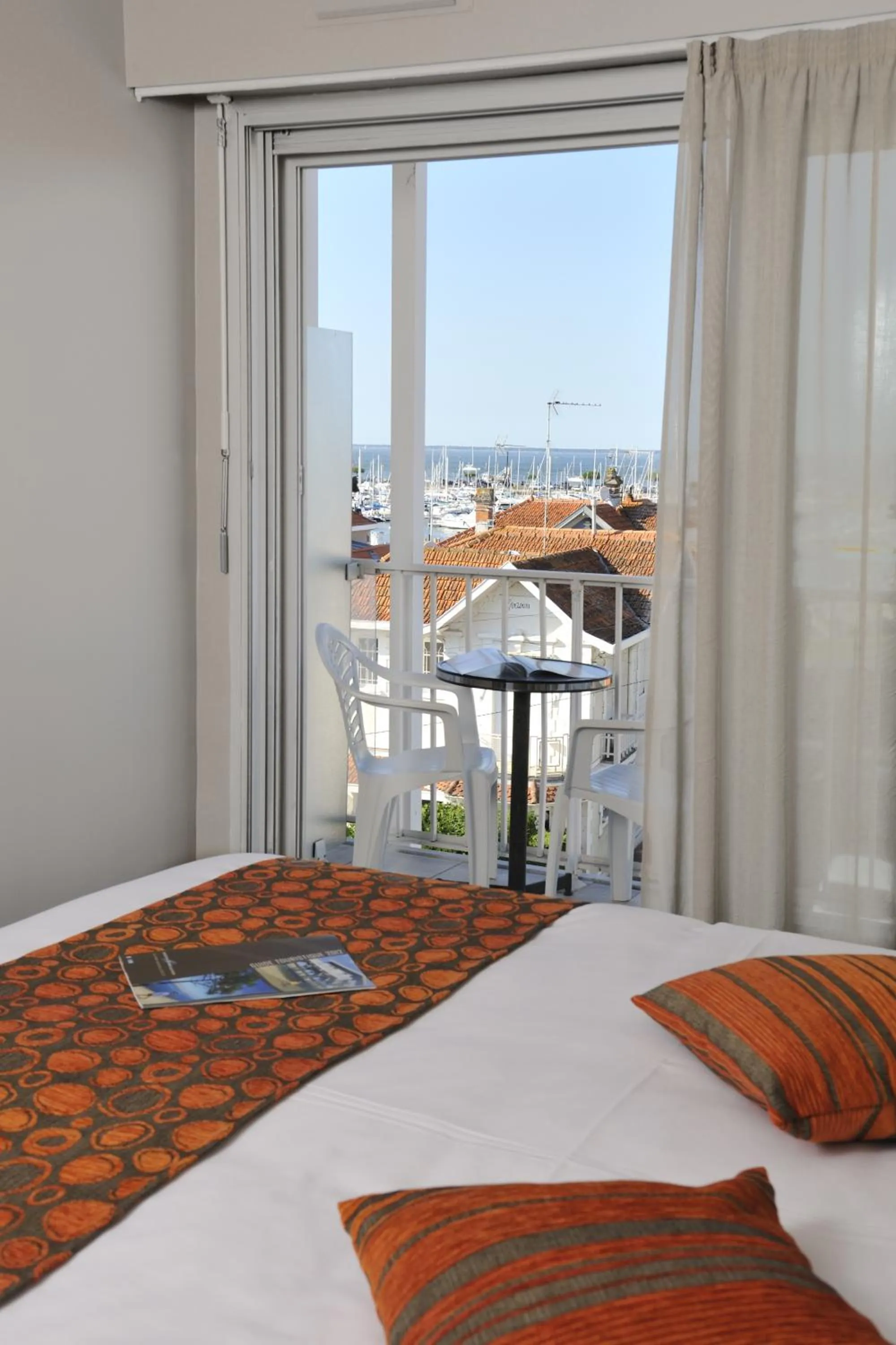 Balcony/Terrace, Bed in Hôtel Le Nautic