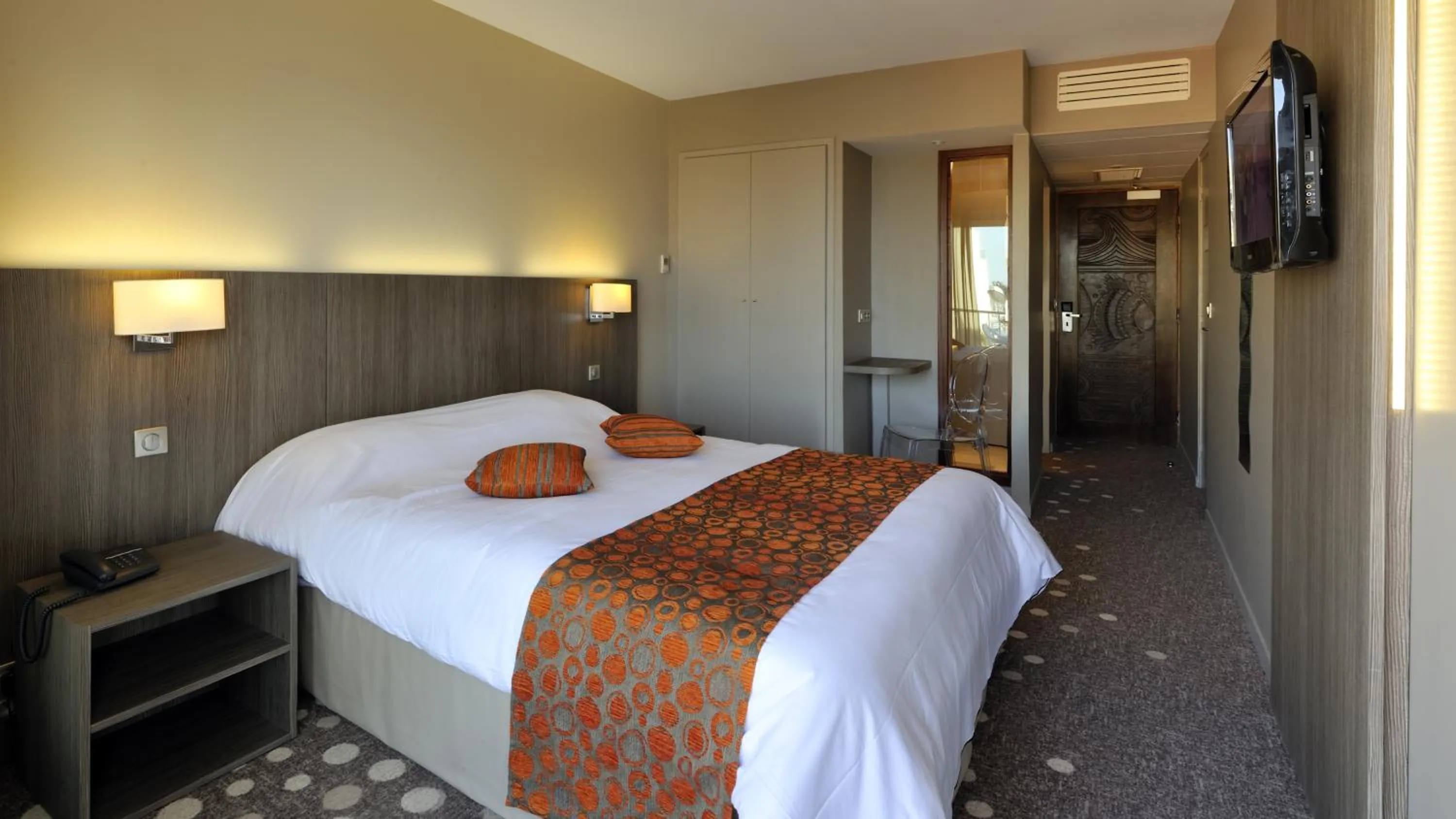 Bedroom, Bed in Hôtel Le Nautic