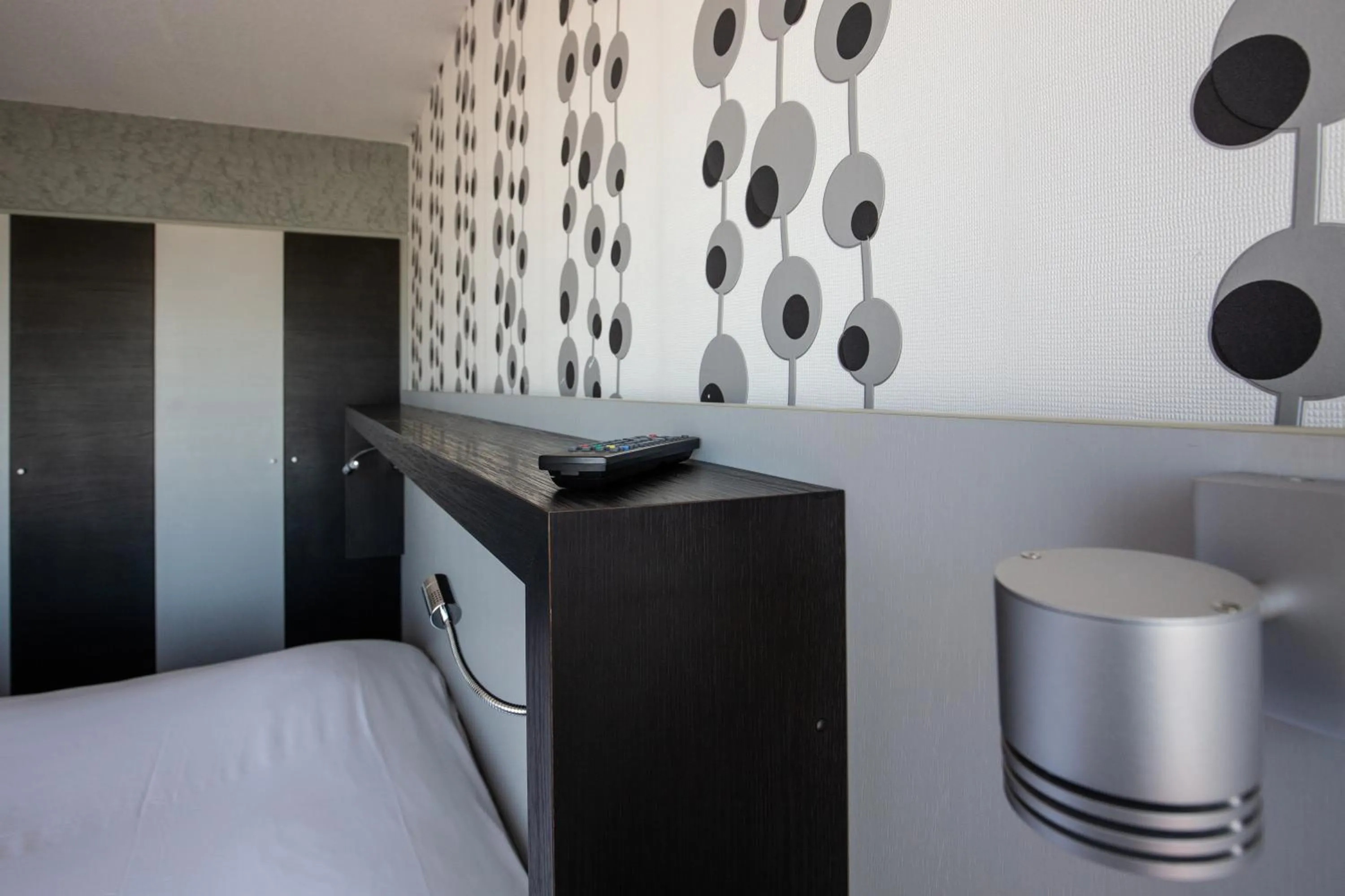 hair dresser, Bed in Hôtel Le Nautic