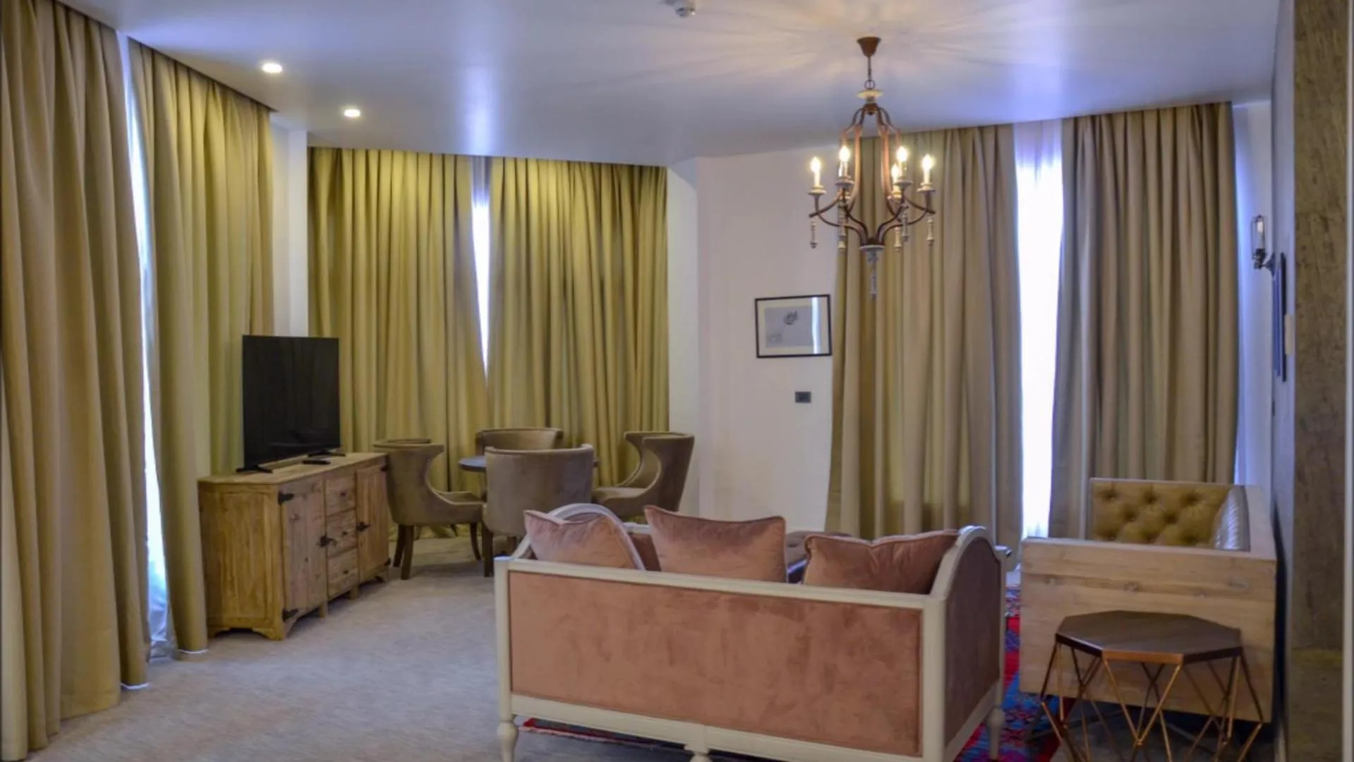 Communal lounge/ TV room in Shirvanshah Hotel