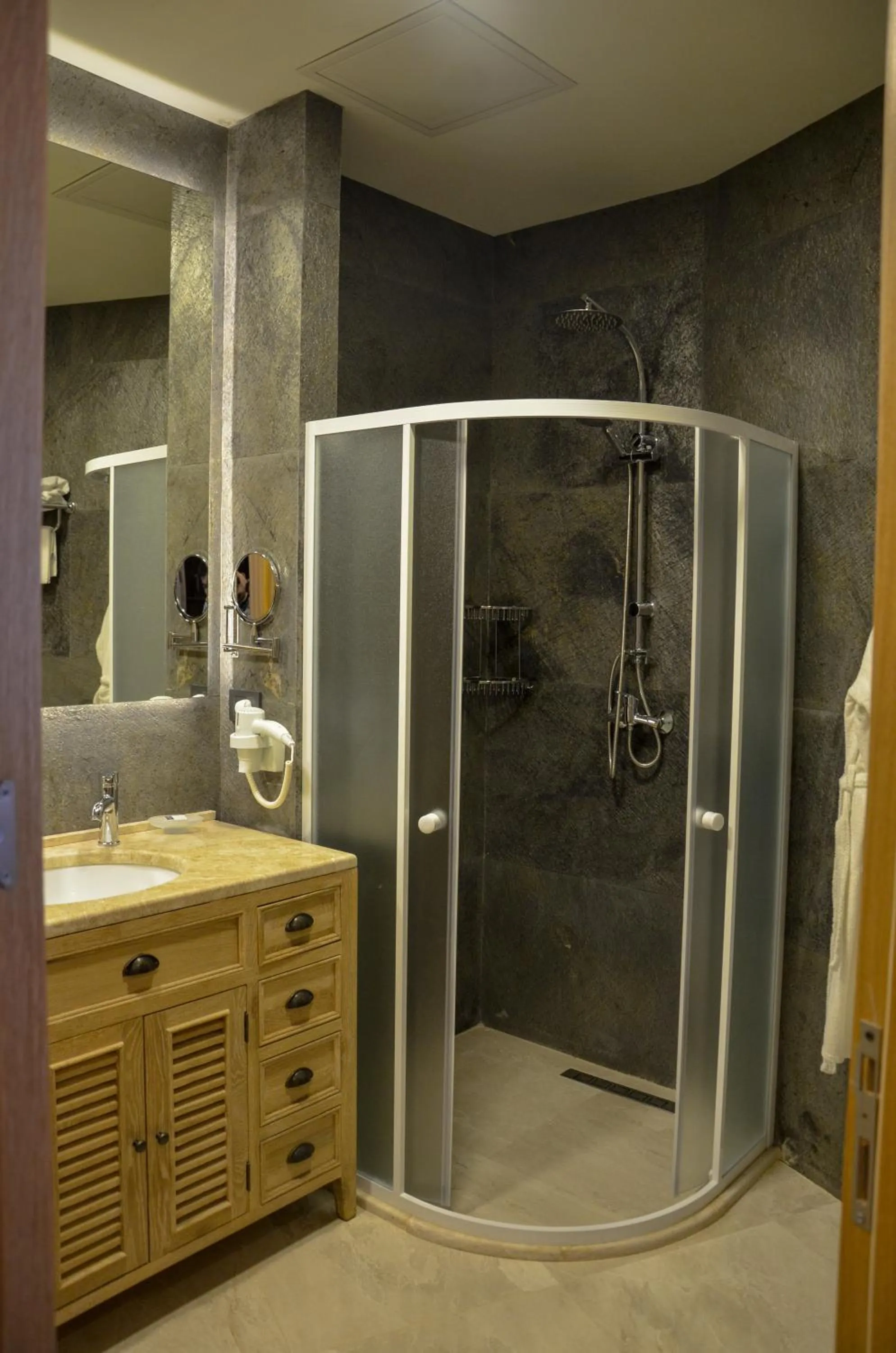 Shower in Shirvanshah Hotel