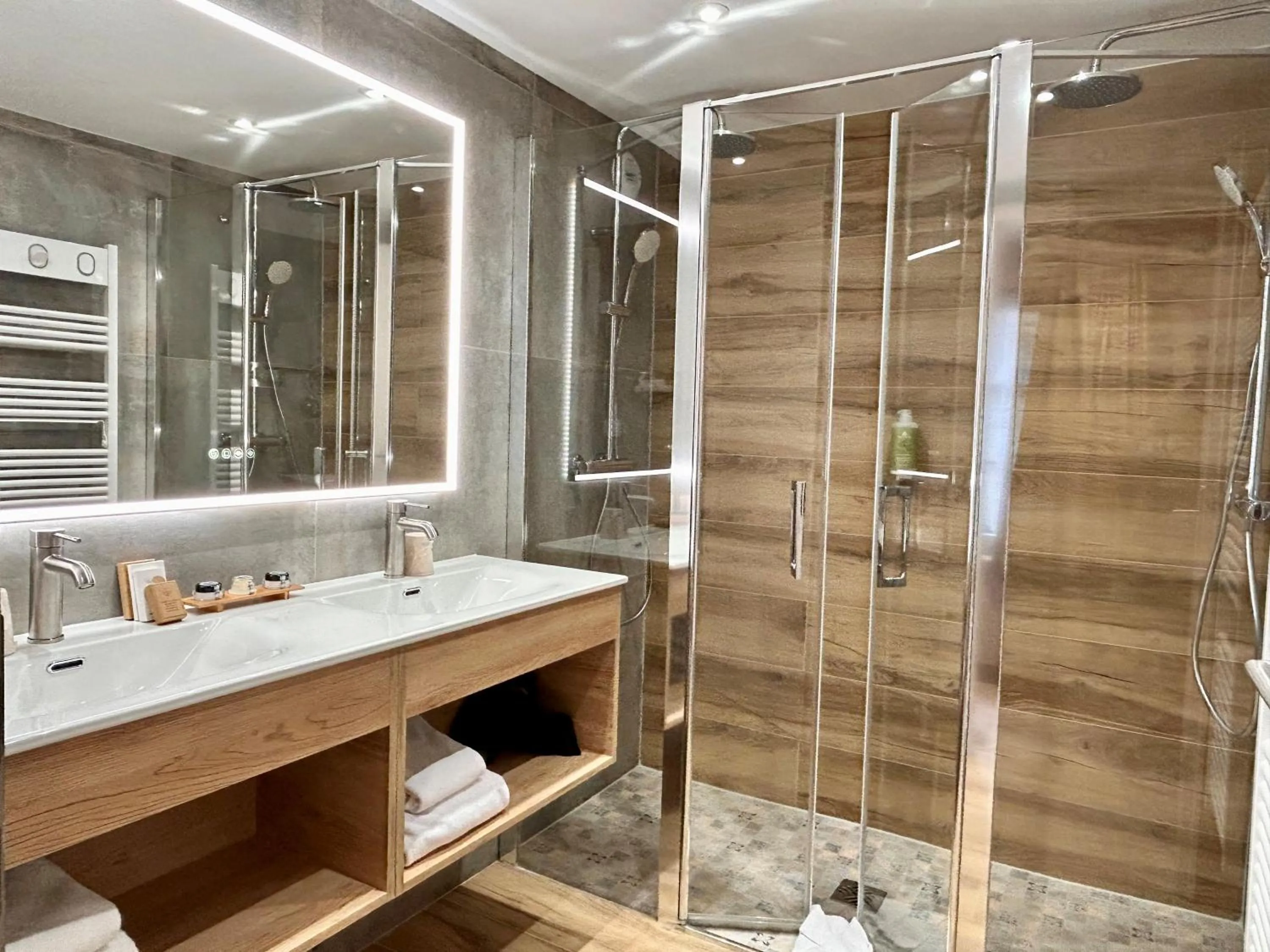 Shower in Hotel Beaucour