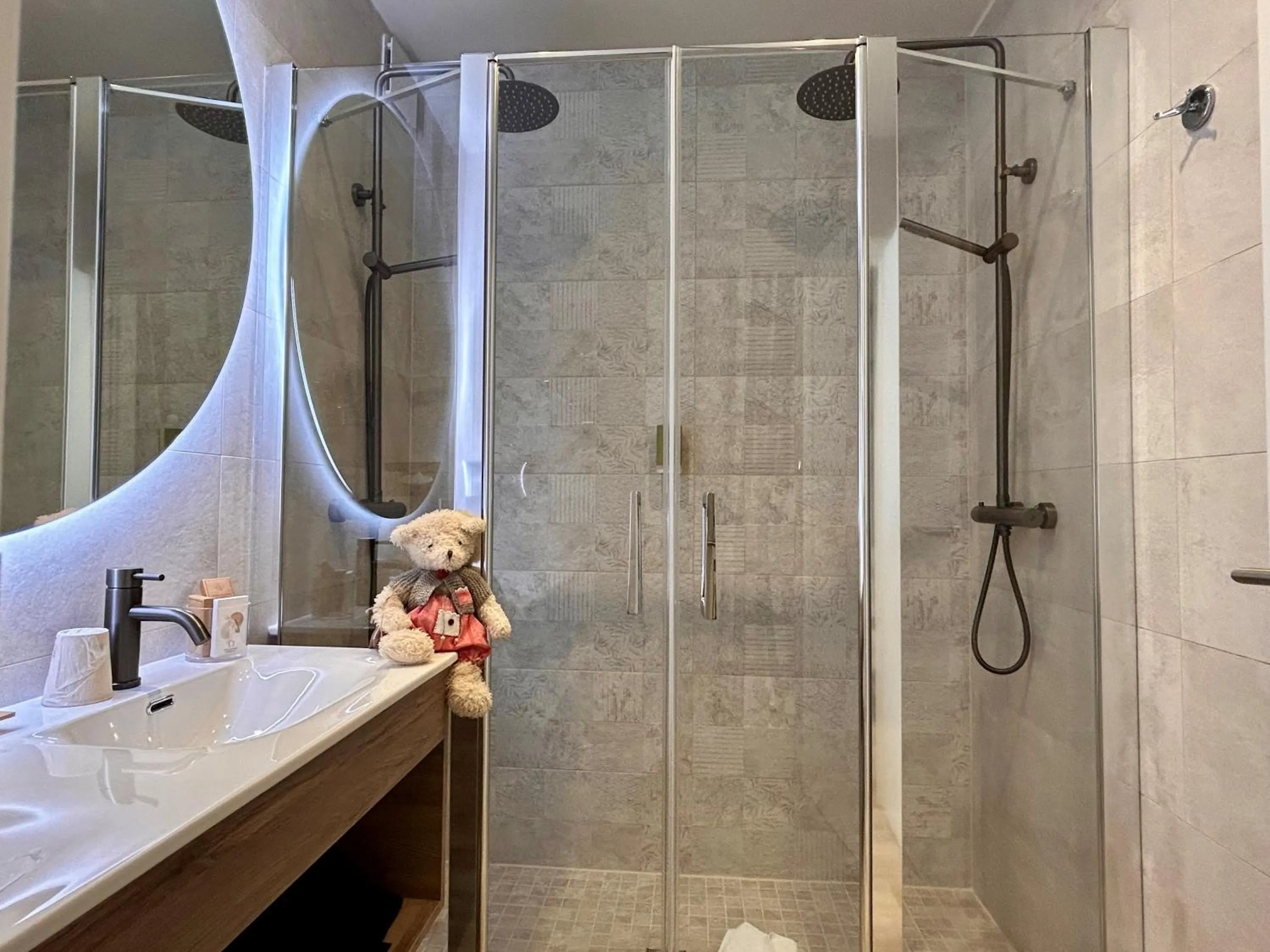 Shower in Hotel Beaucour