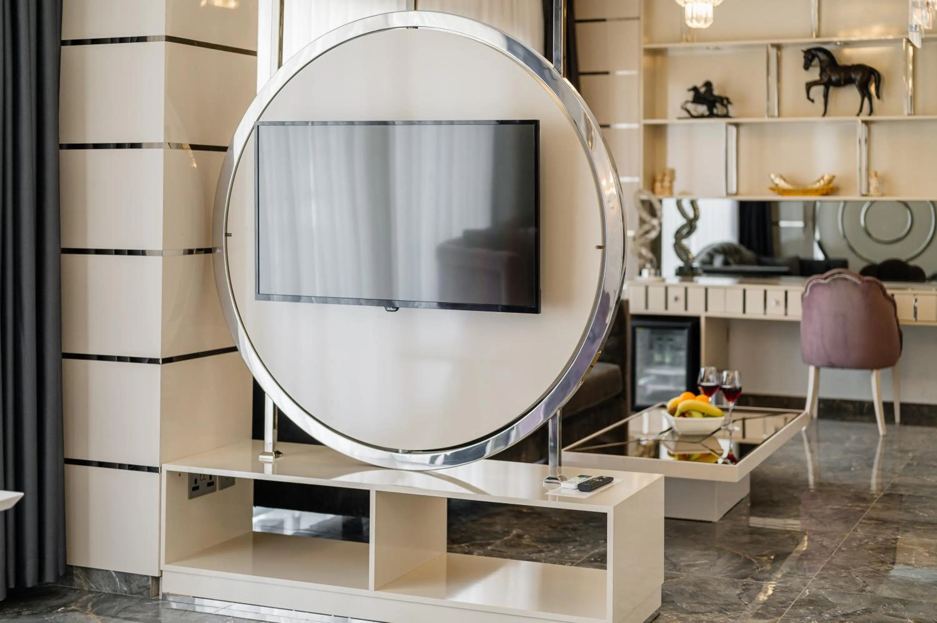 TV and multimedia in Royal Palace Hotel