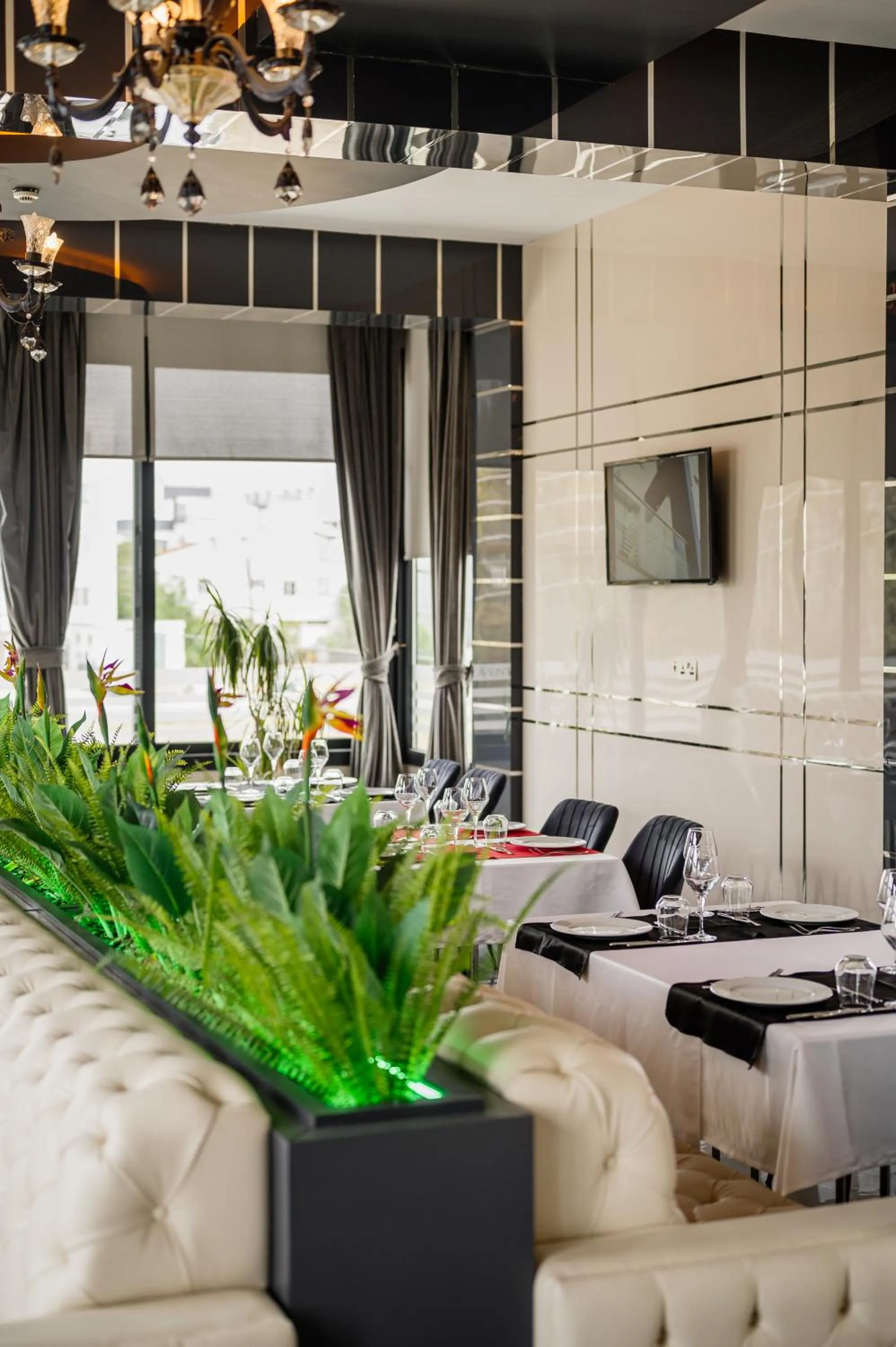 Restaurant/places to eat in Royal Palace Hotel