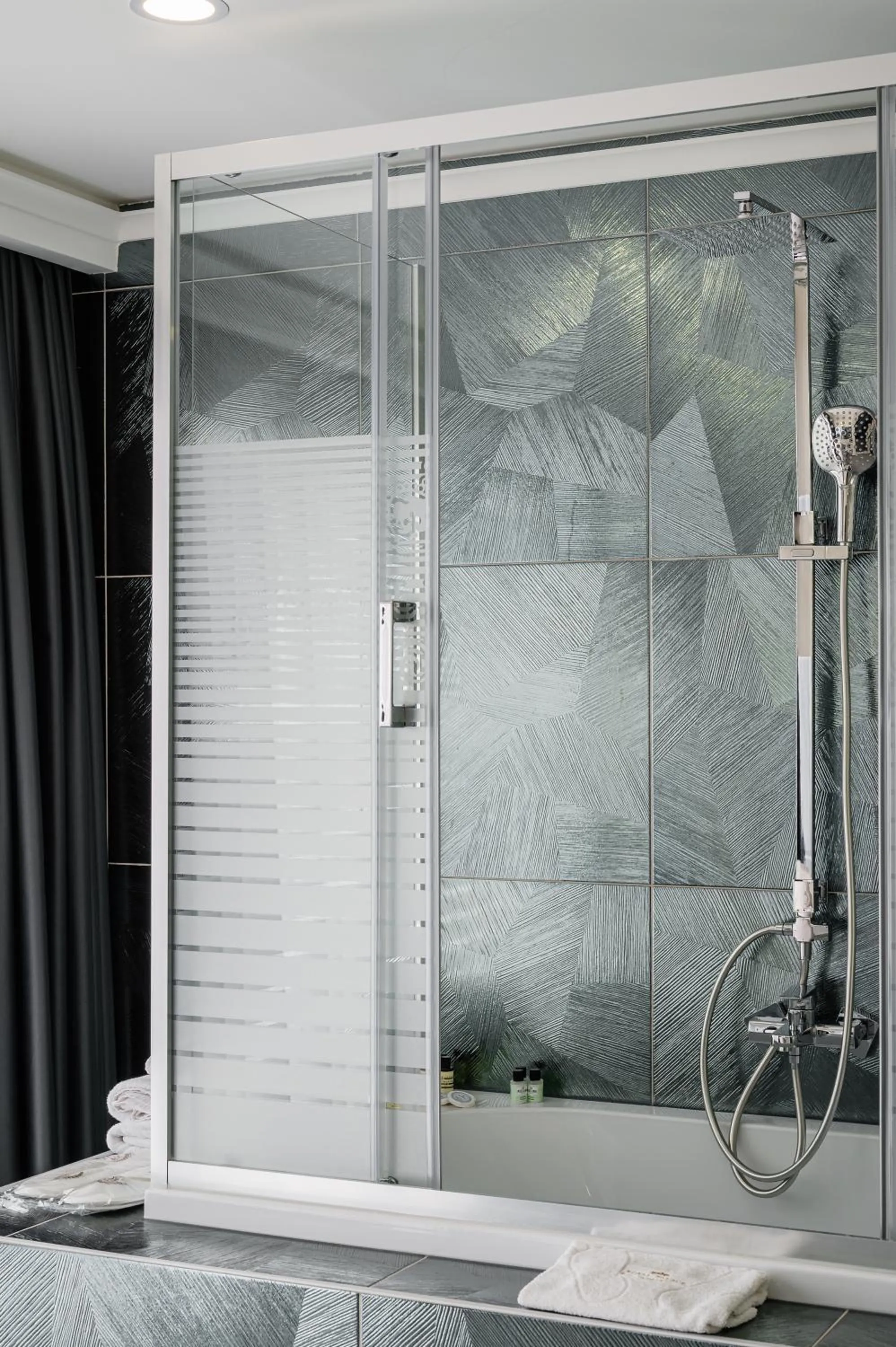 Shower in Royal Palace Hotel