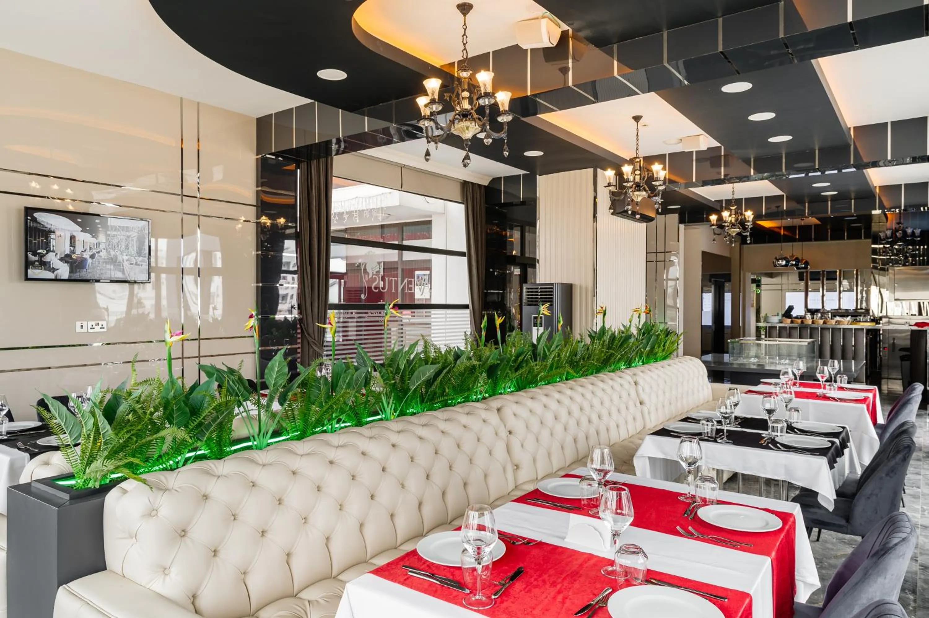 Restaurant/places to eat in Royal Palace Hotel