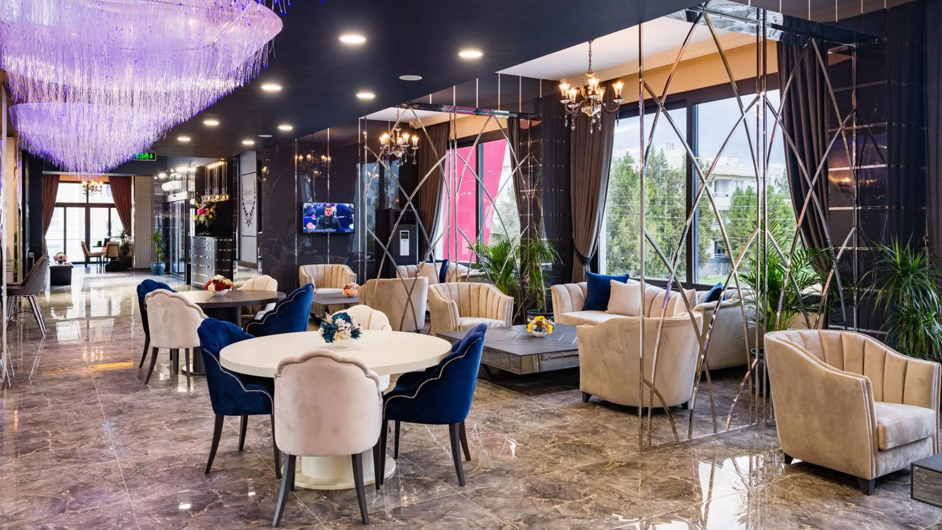 Restaurant/places to eat in Royal Palace Hotel