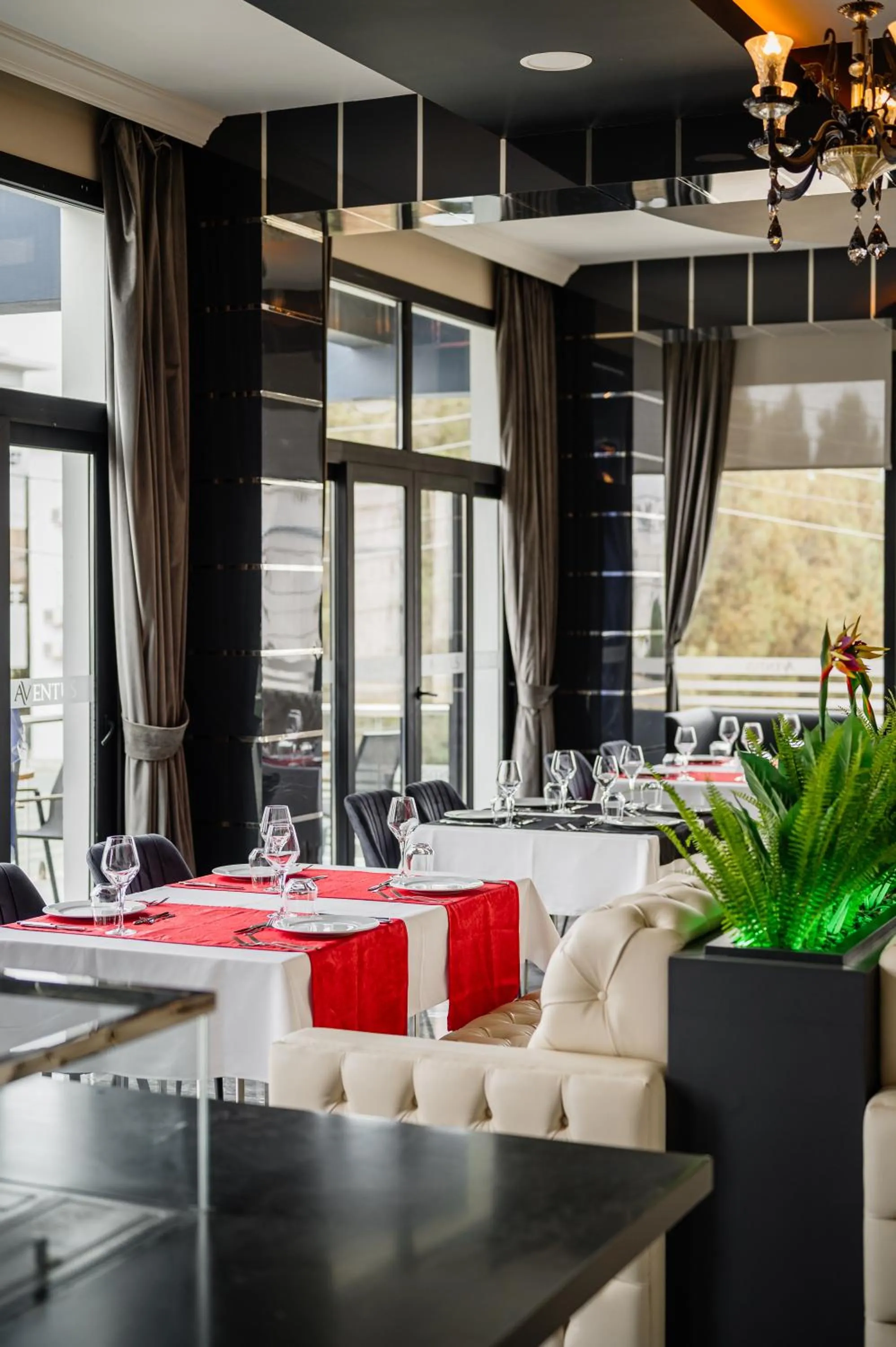 Restaurant/places to eat in Royal Palace Hotel