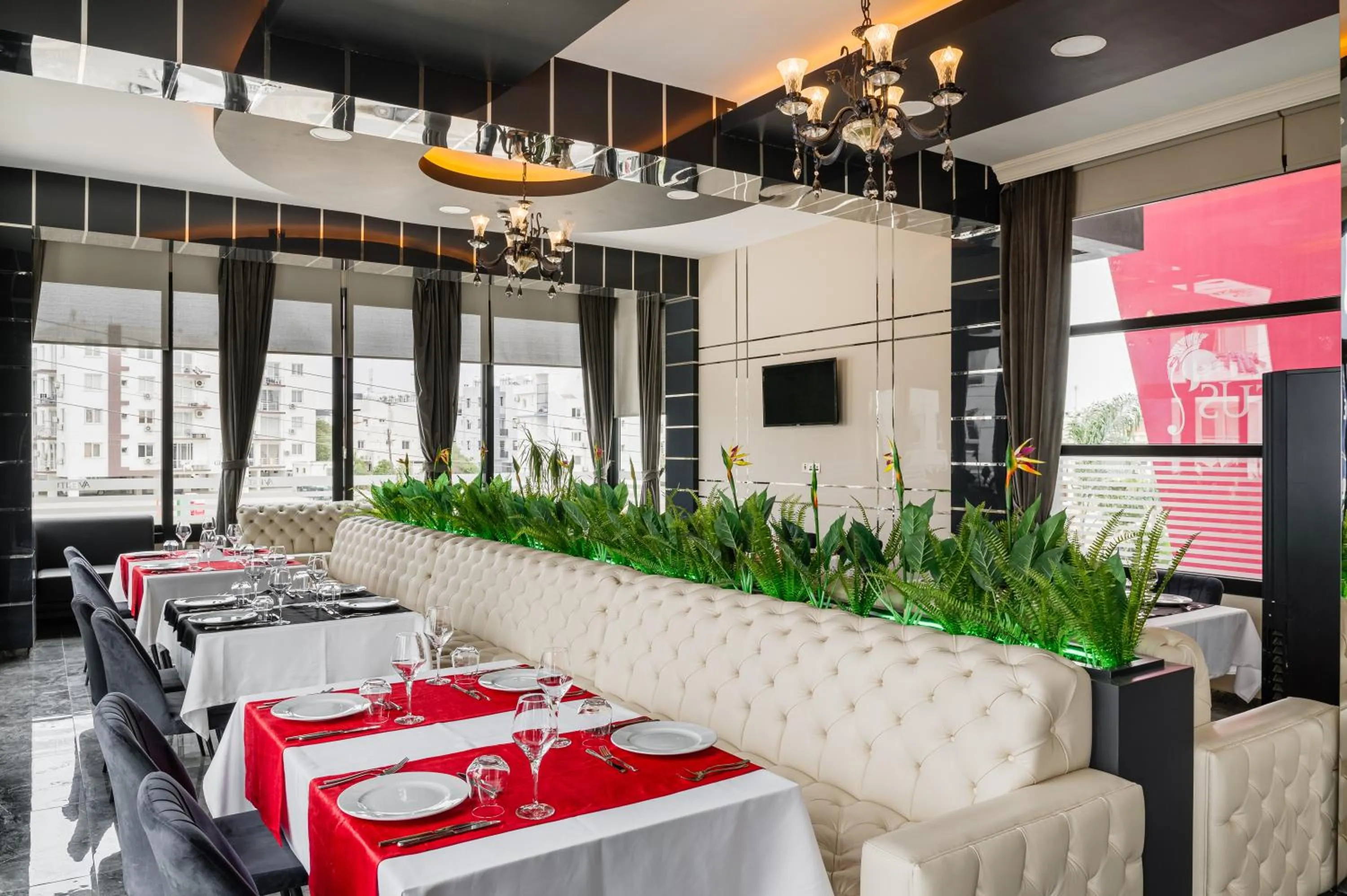 Restaurant/places to eat in Royal Palace Hotel