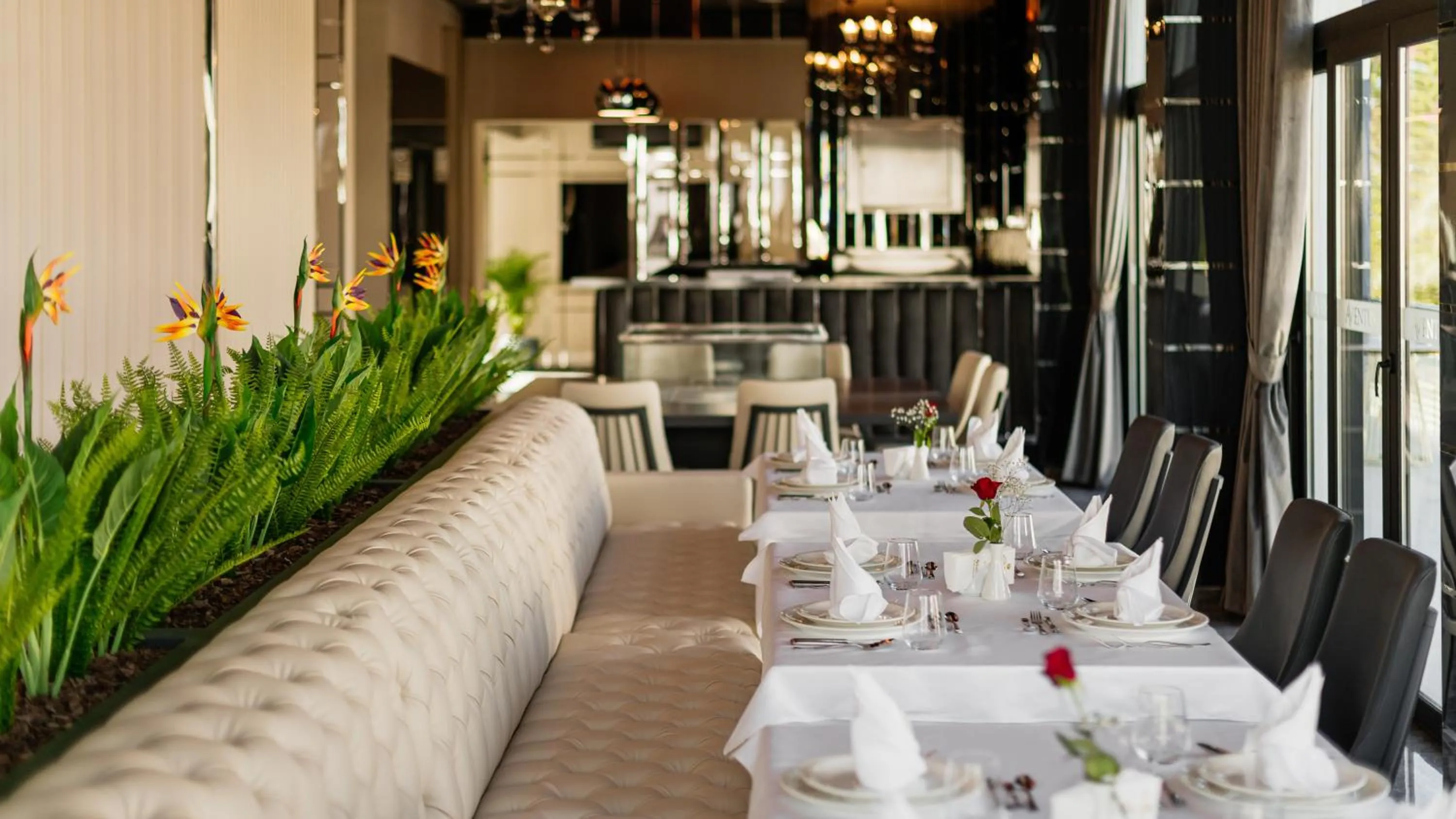 Restaurant/places to eat in Royal Palace Hotel