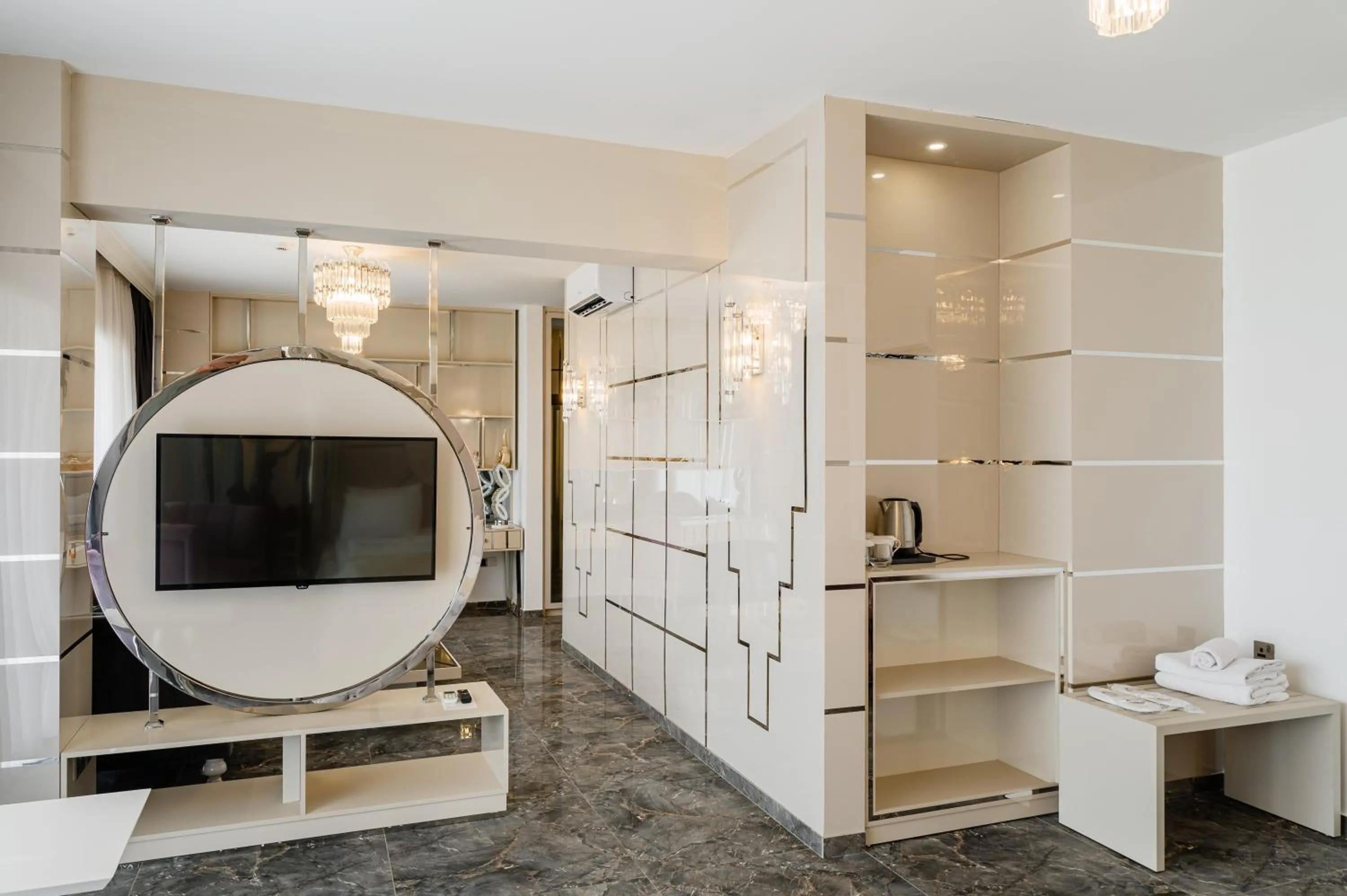 TV and multimedia in Royal Palace Hotel