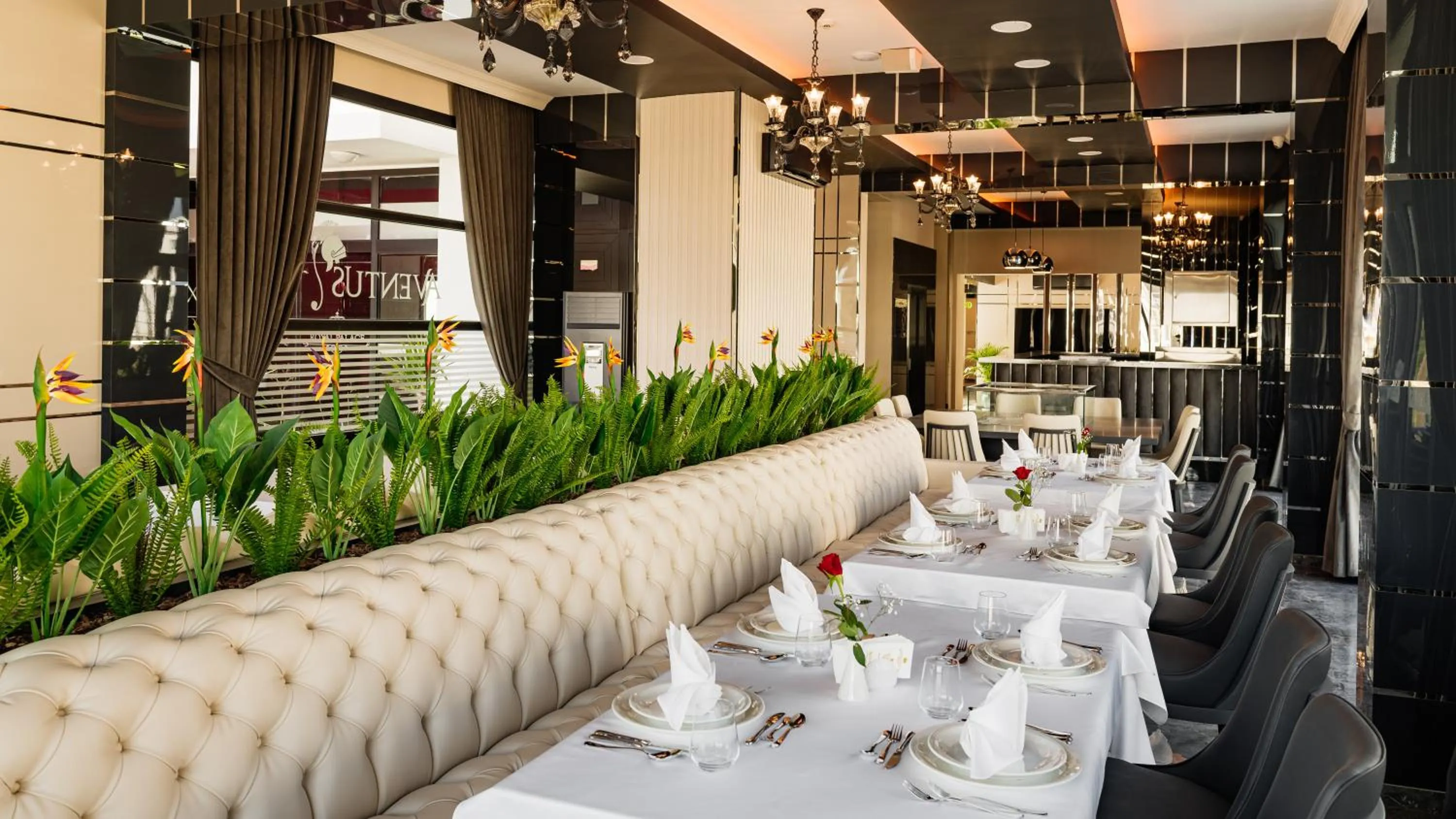 Restaurant/places to eat in Royal Palace Hotel