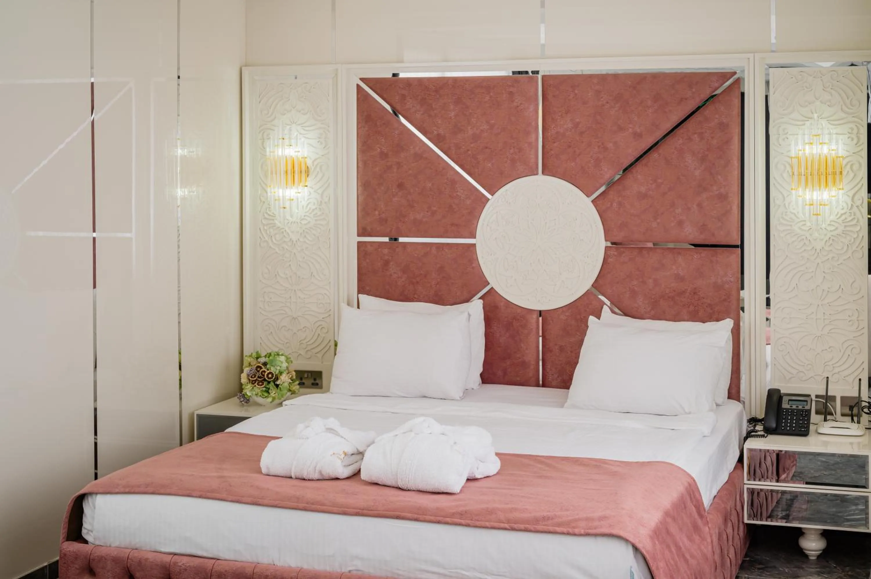 Bedroom, Bed in Royal Palace Hotel