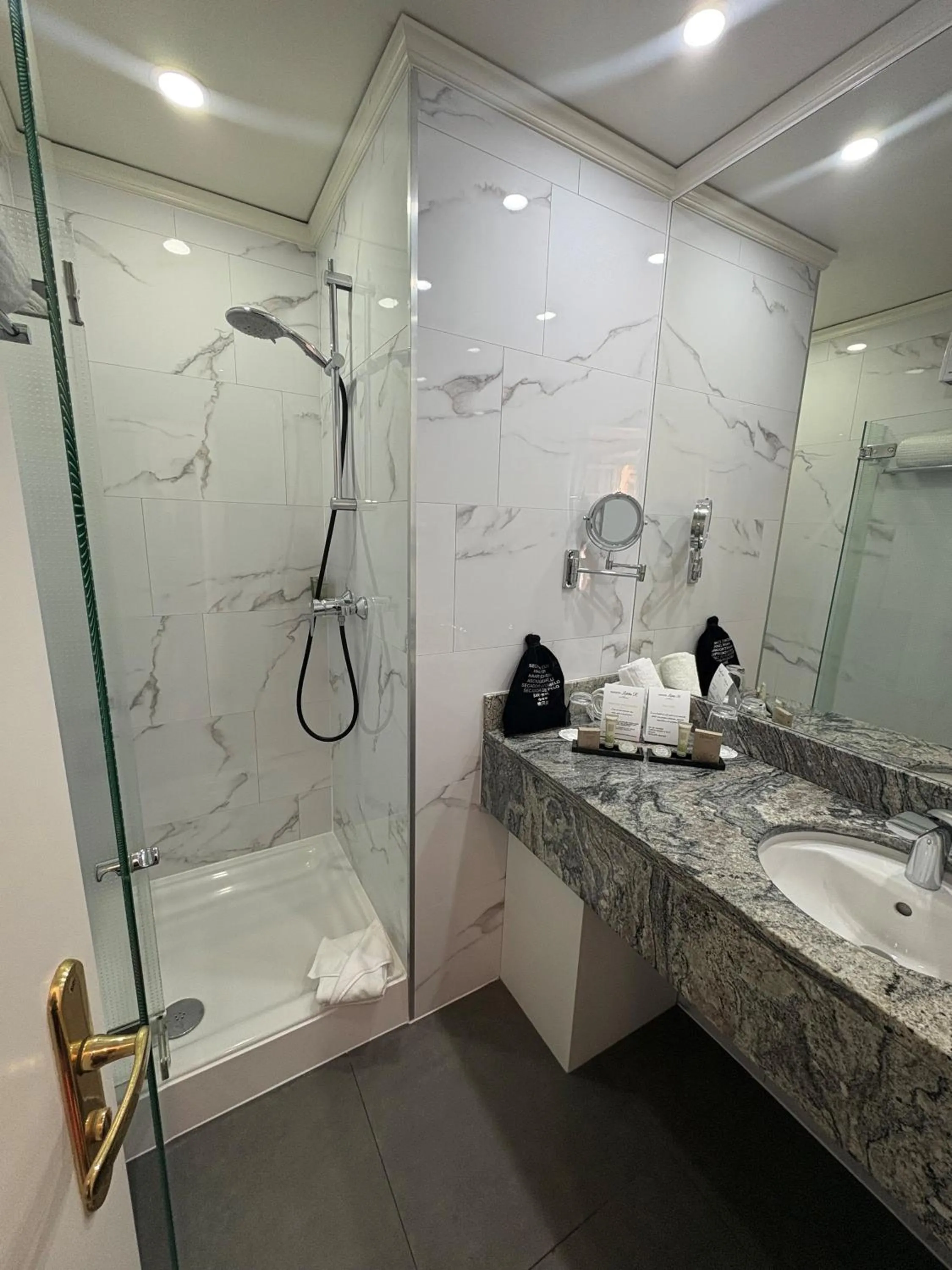 Shower in Maison LUTETIA R