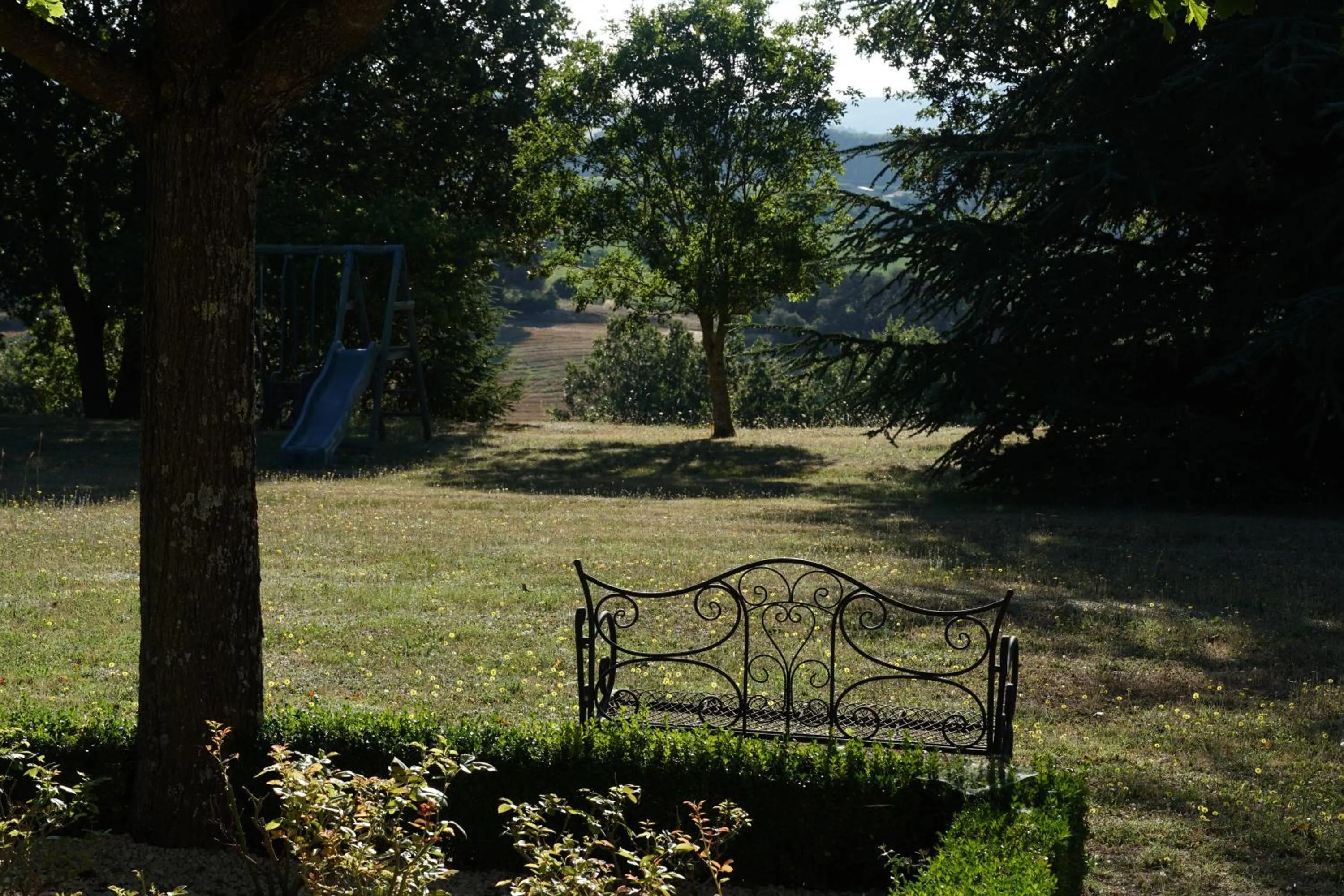 Garden view in Les Néfliers chambre d'hôtes