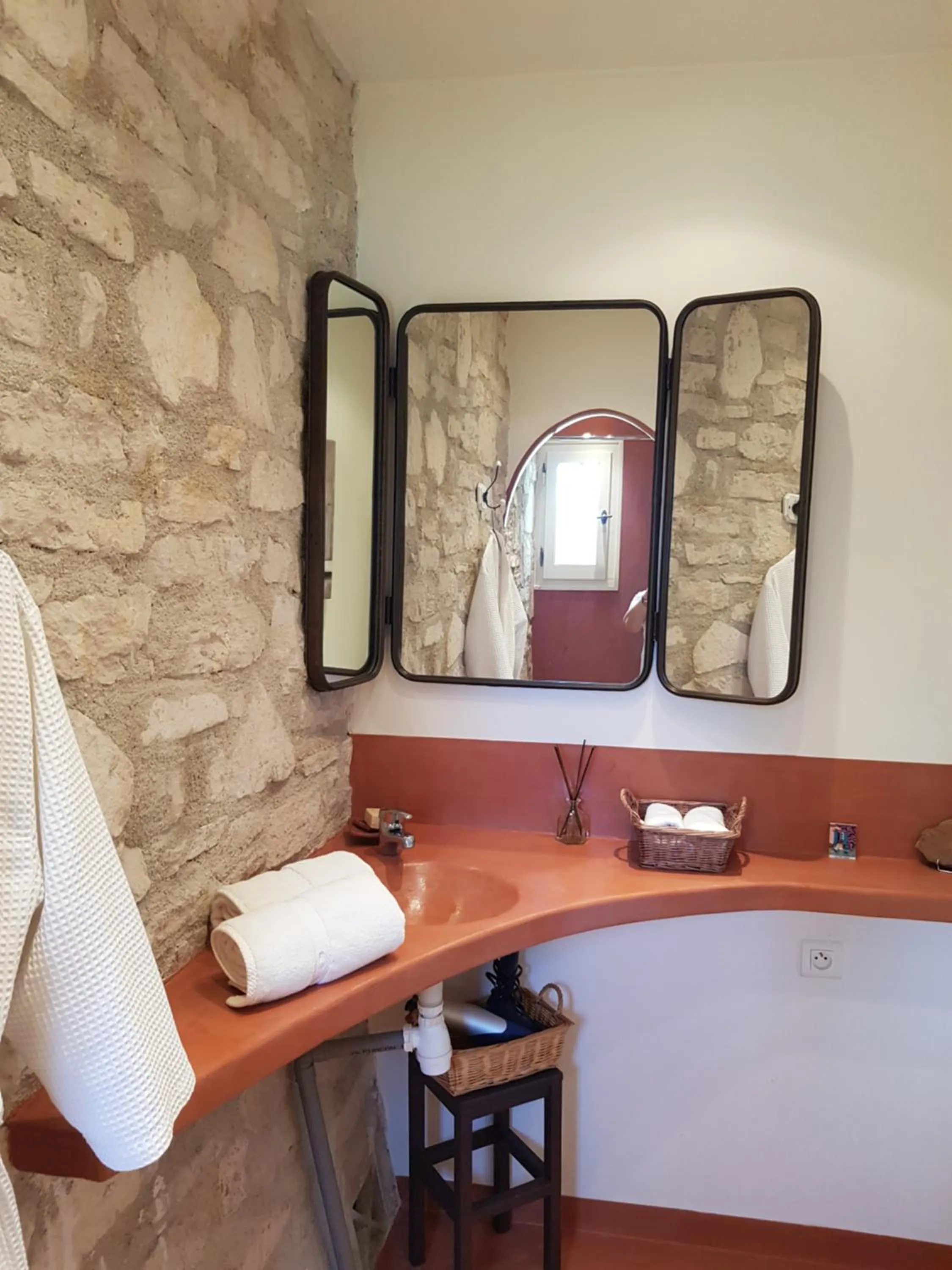 Bathroom in Les Néfliers chambre d'hôtes