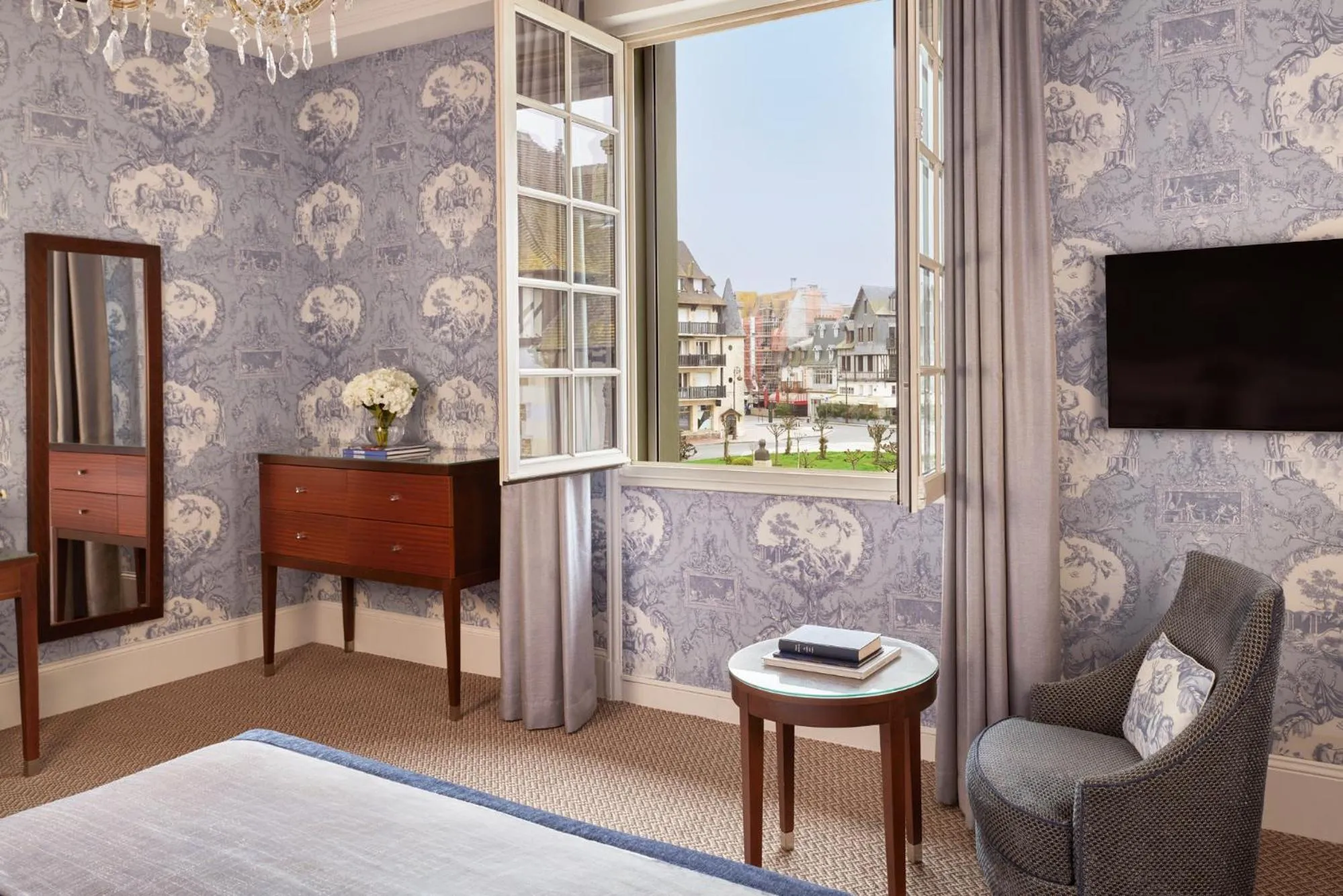 Bedroom, Bed in Hôtel Barrière Le Normandy