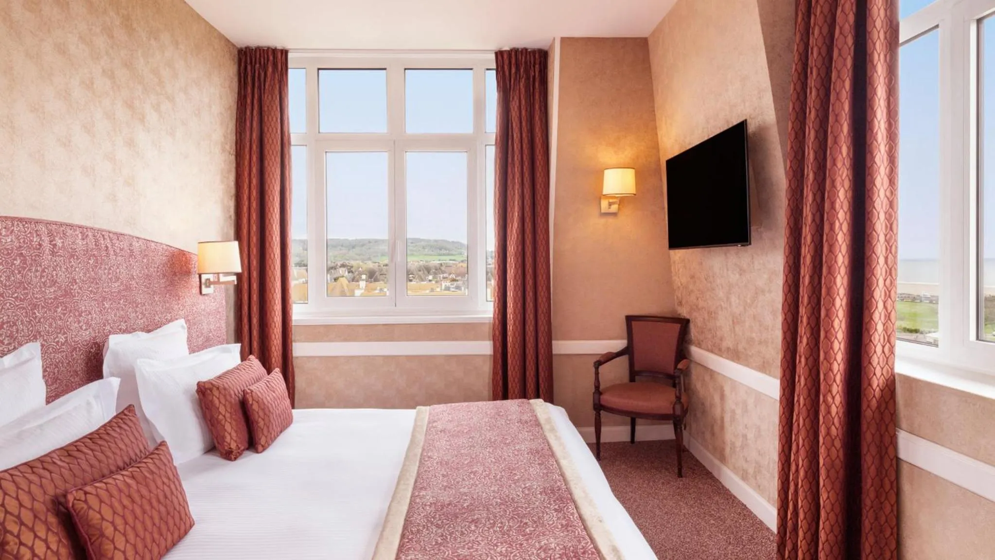 Bedroom, Bed in Hôtel Barrière Le Royal Deauville