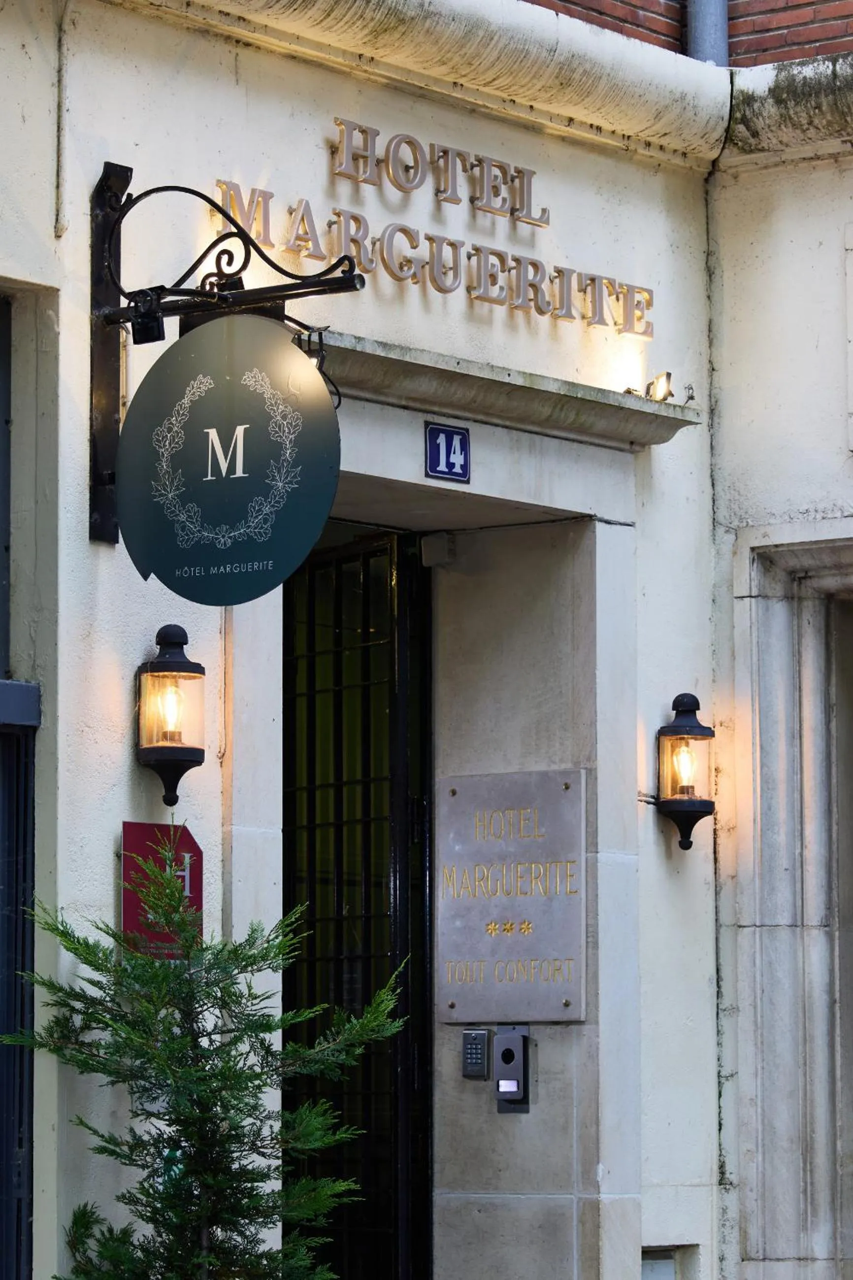 Facade/entrance in Logis Hôtel Marguerite