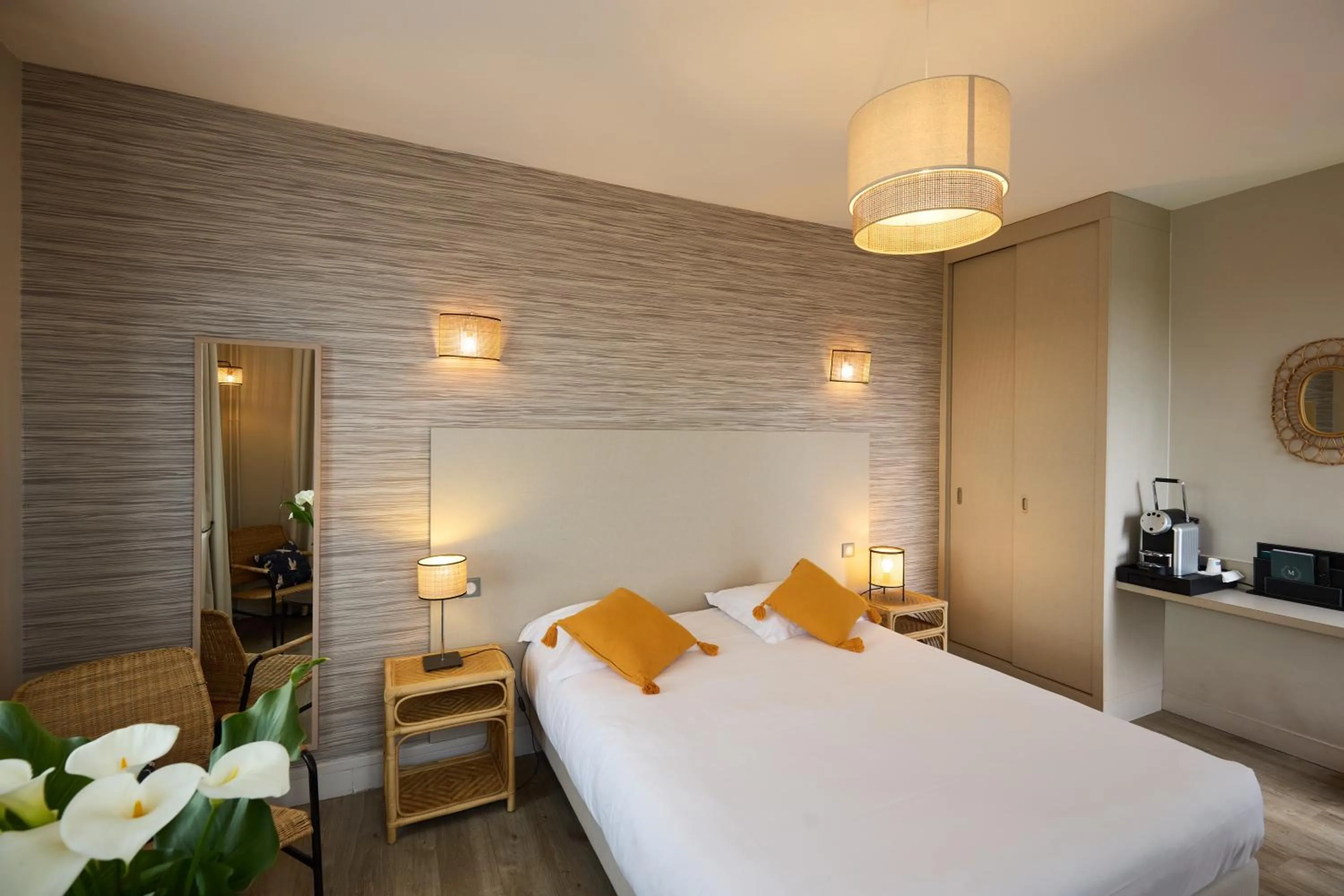 Coffee/tea facilities, Bed in Logis Hôtel Marguerite