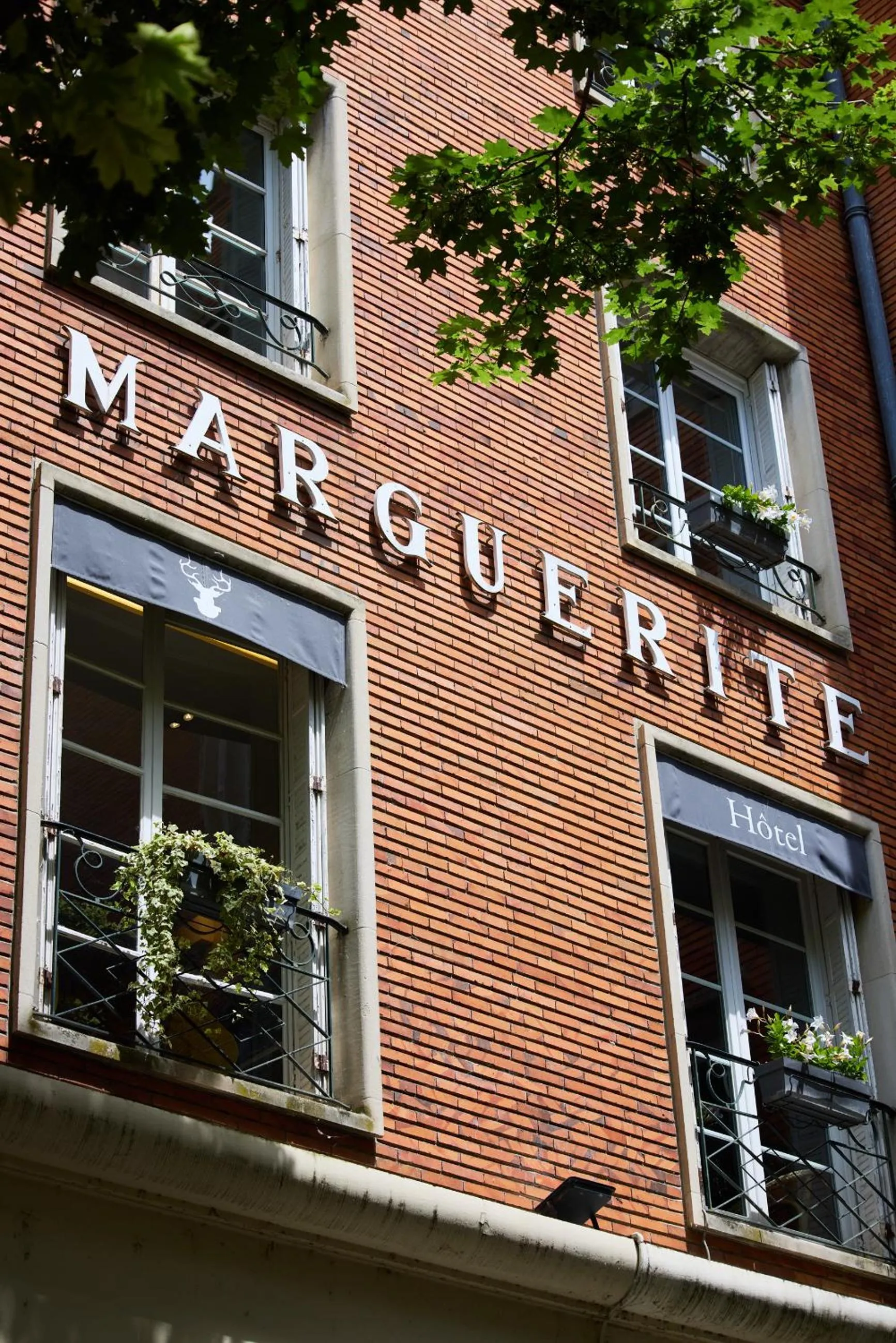 Facade/entrance in Logis Hôtel Marguerite