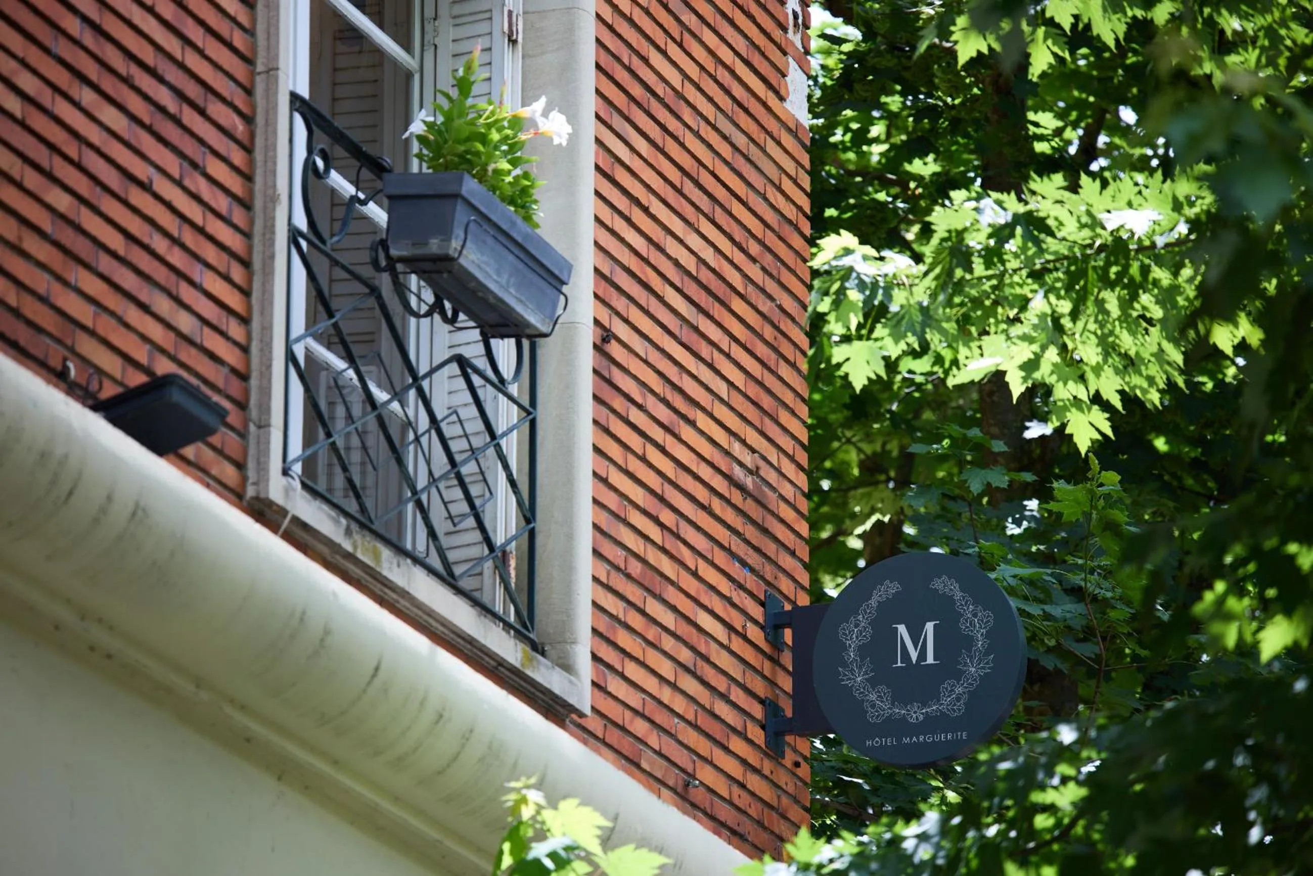 Facade/entrance in Logis Hôtel Marguerite