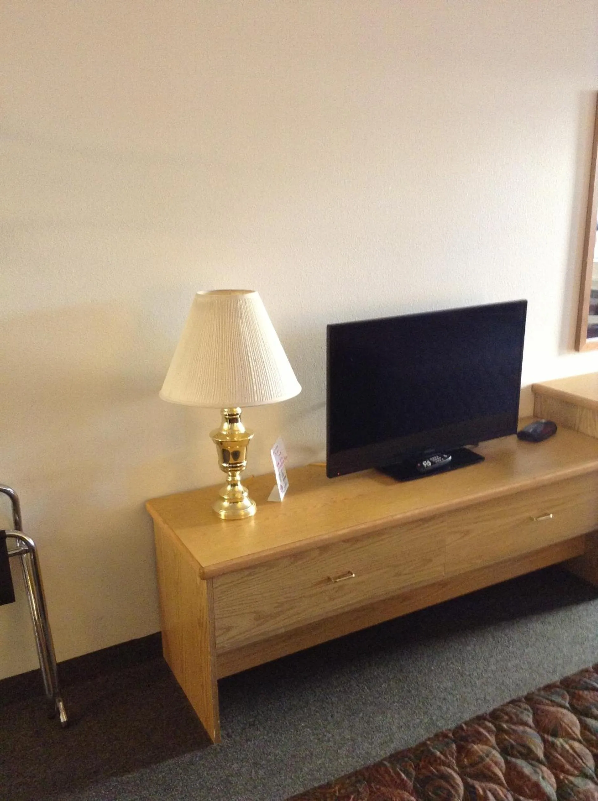 TV and multimedia in Coeur D' Alene Budget Saver Motel