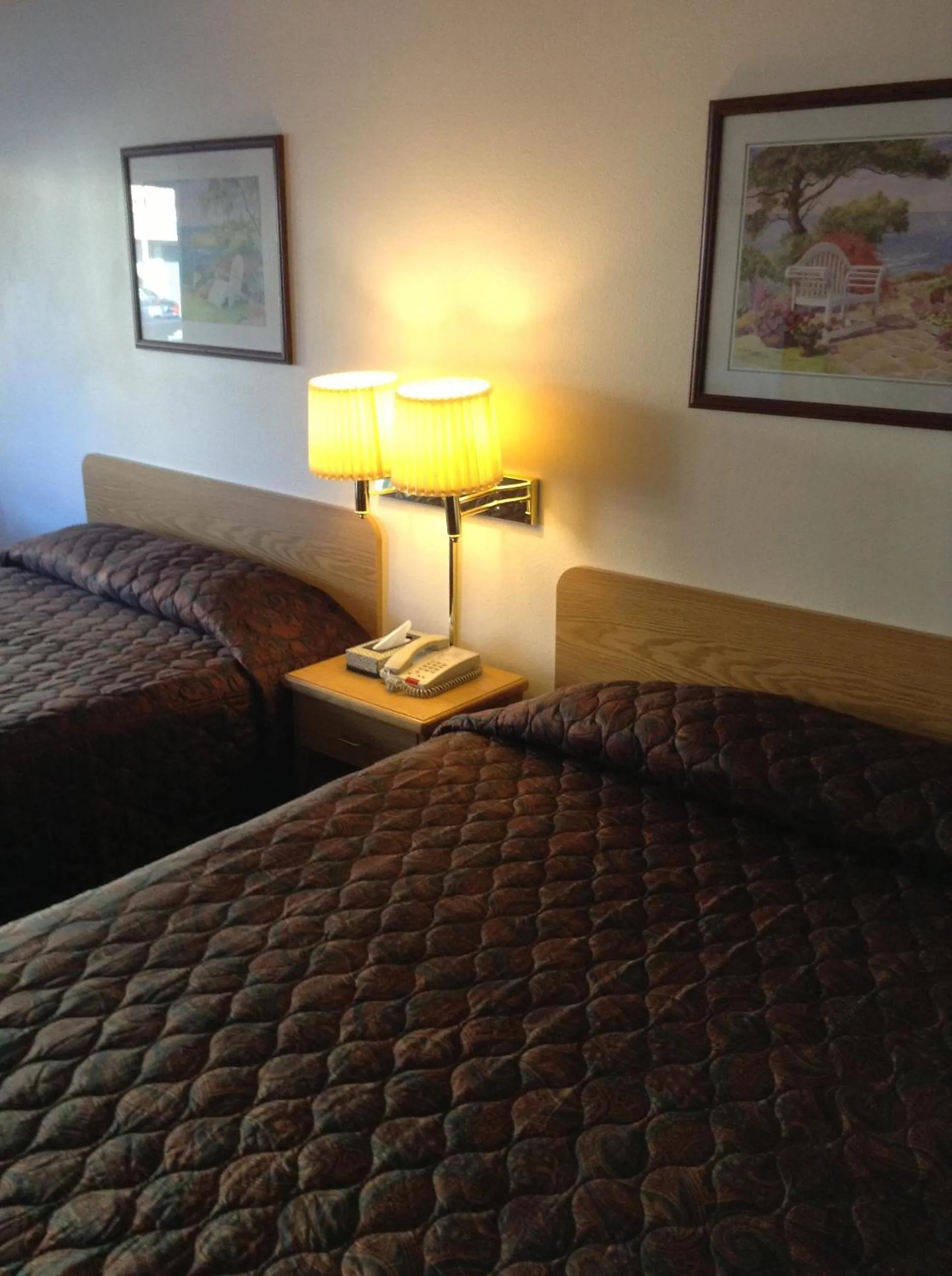 Bed in Coeur D' Alene Budget Saver Motel